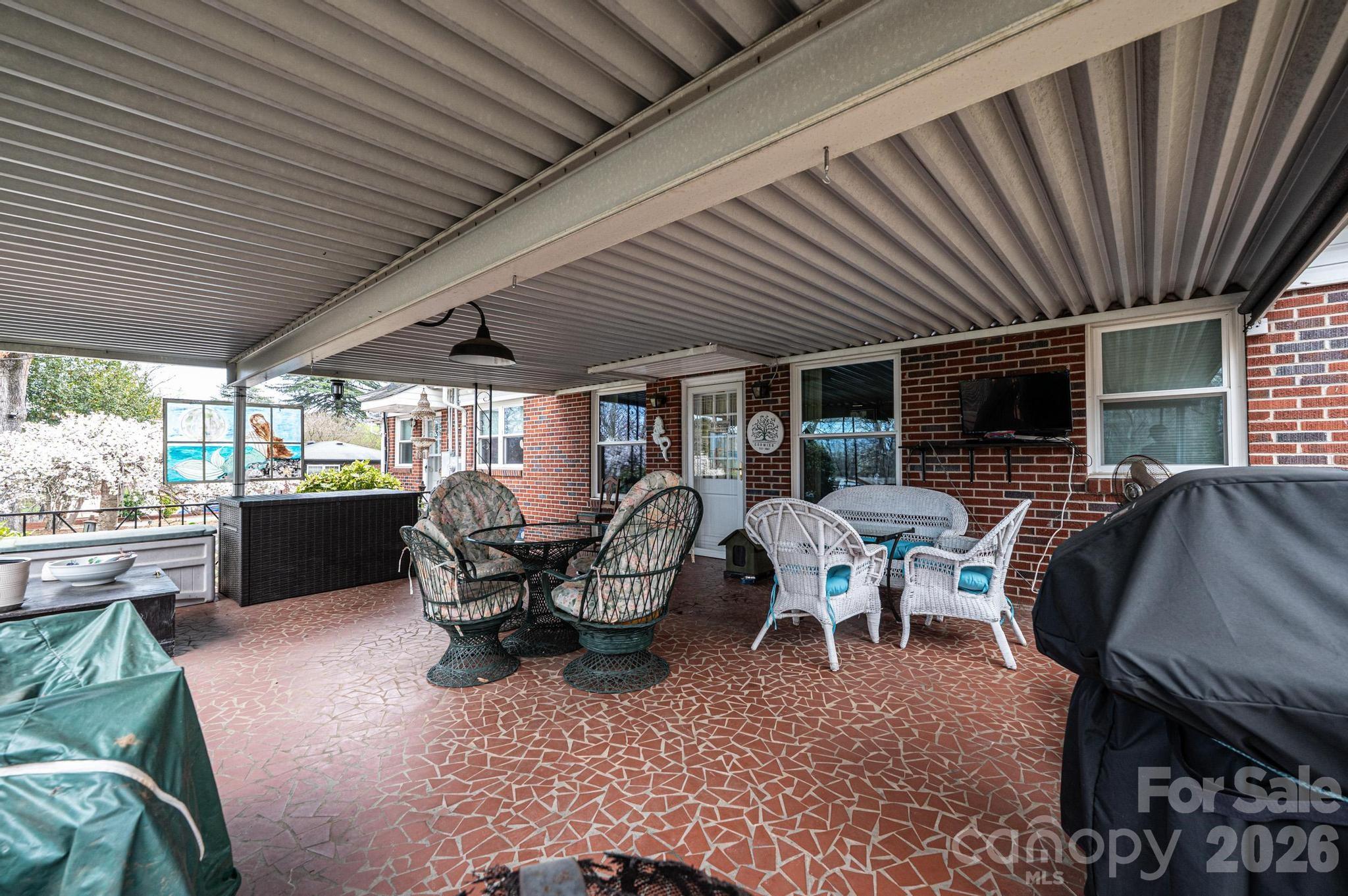 1724 2nd Avenue NW — Hickory