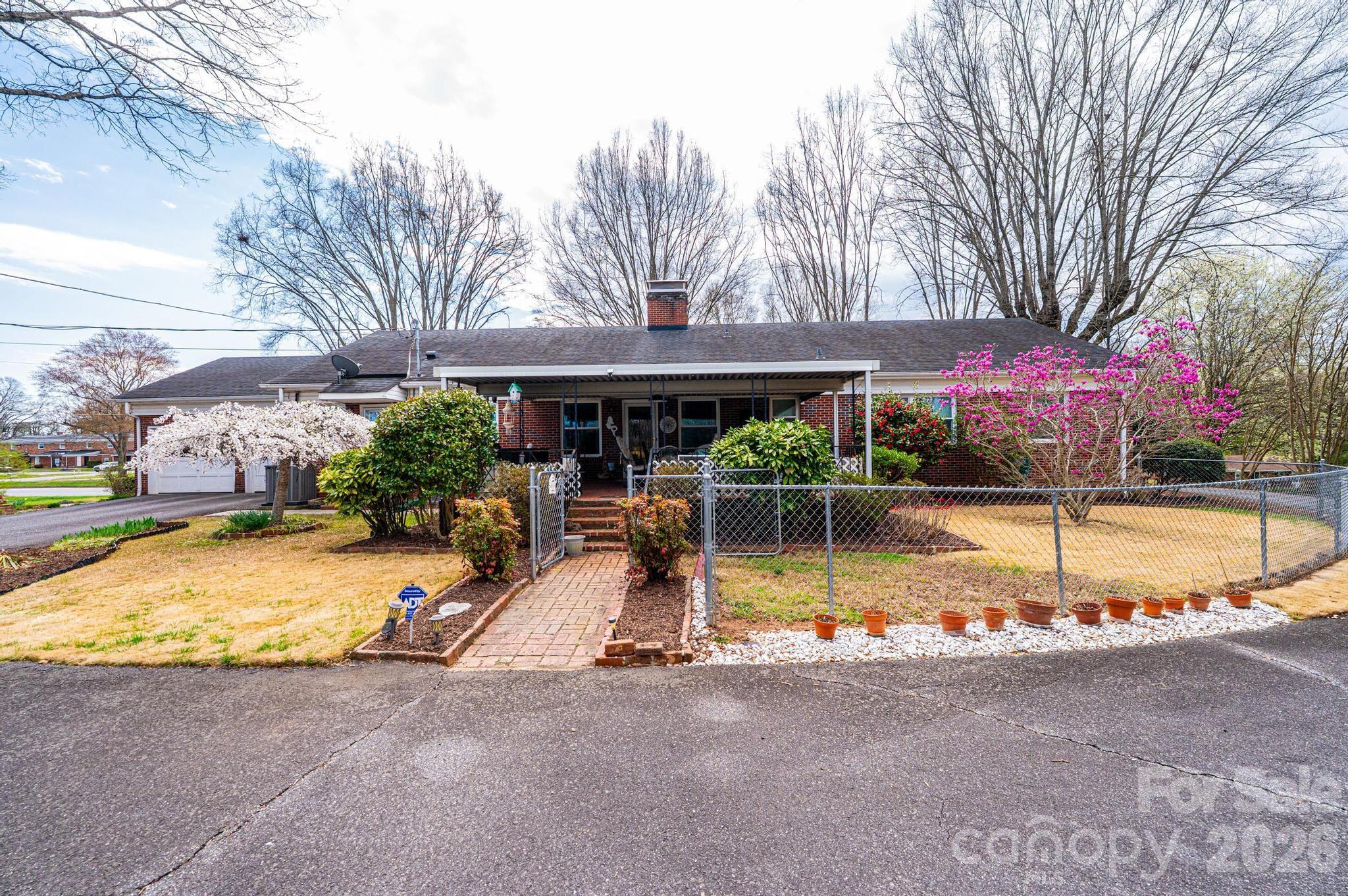 1724 2nd Avenue NW — Hickory
