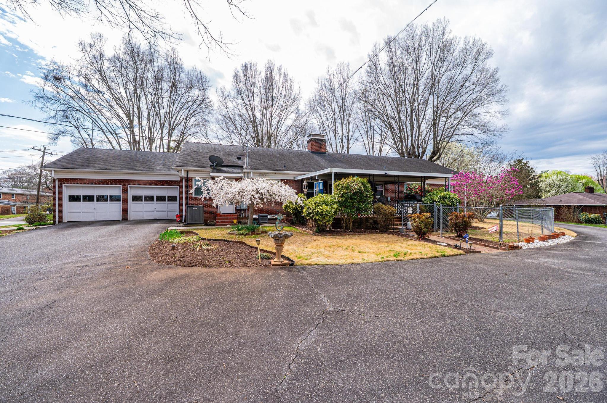 1724 2nd Avenue NW — Hickory