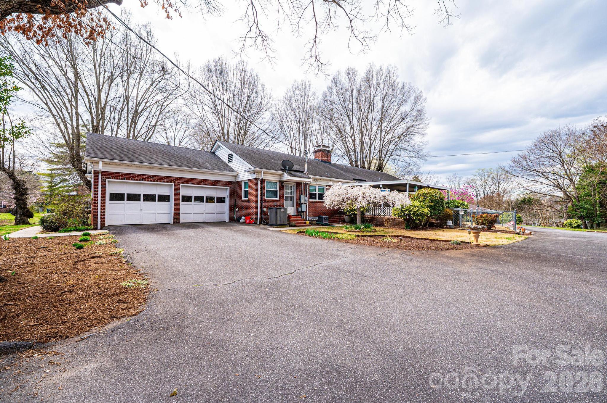 1724 2nd Avenue NW — Hickory