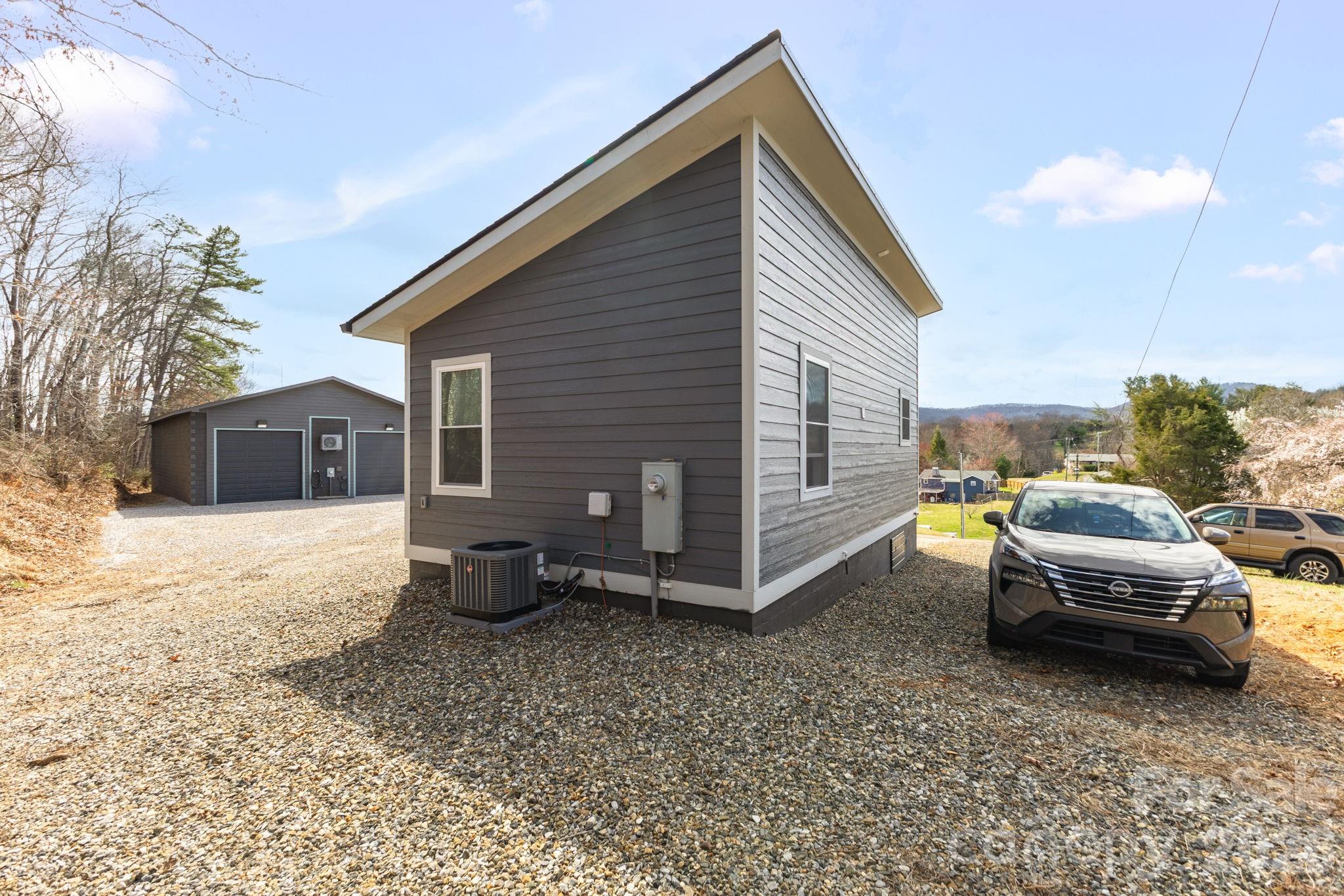 17 Red Leaf Road — Asheville