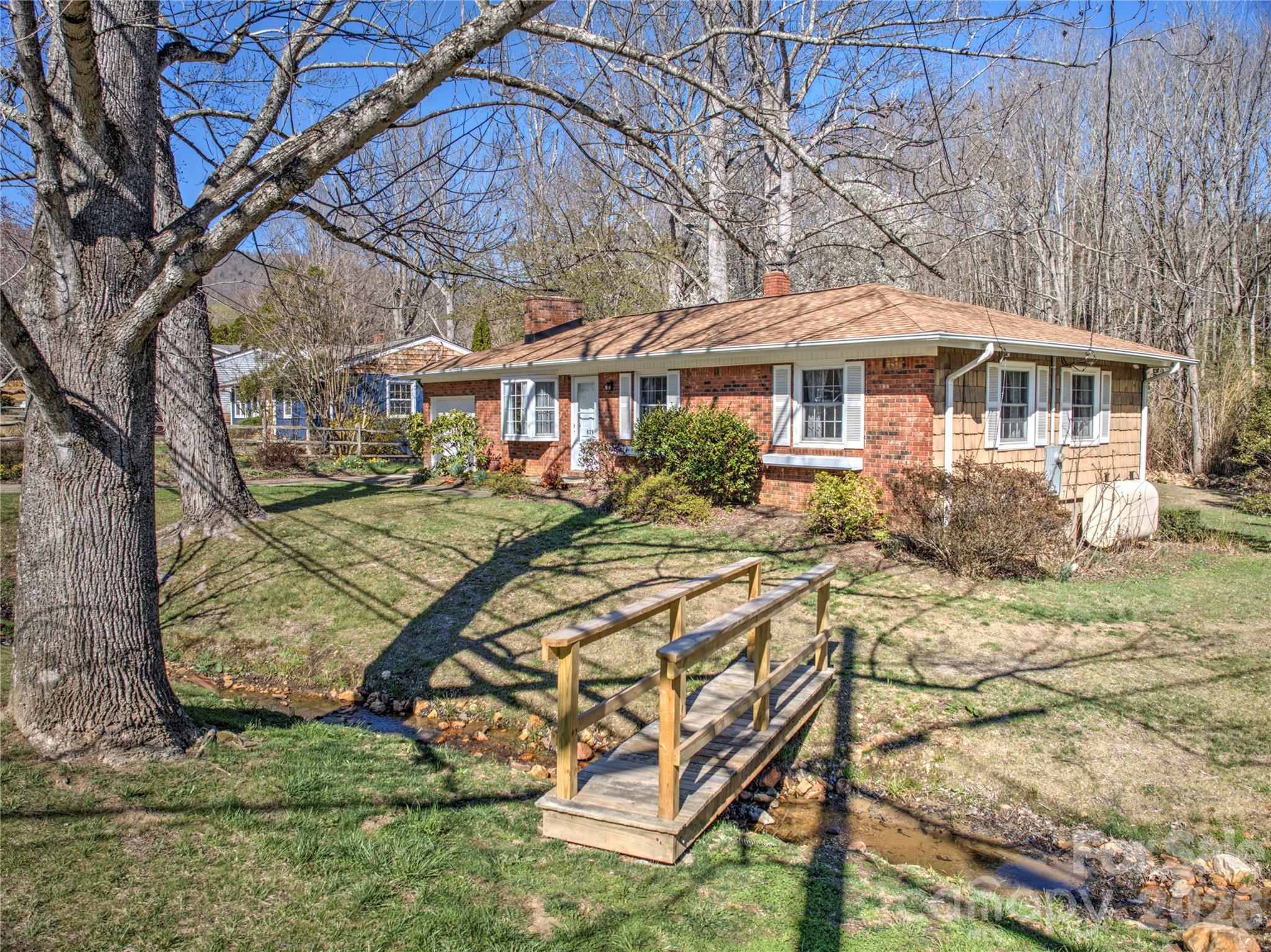 879 New Haw Creek Road — Asheville