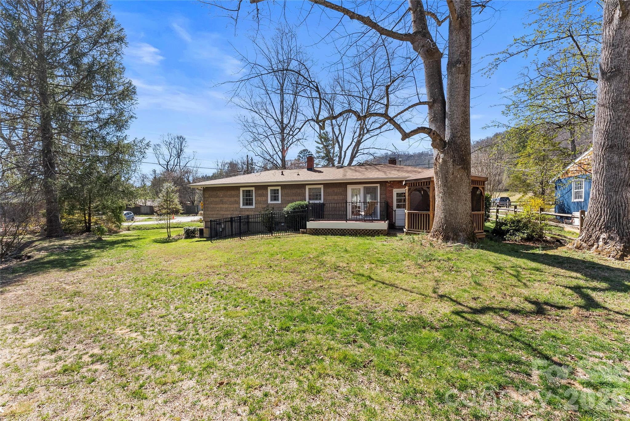 879 New Haw Creek Road — Asheville