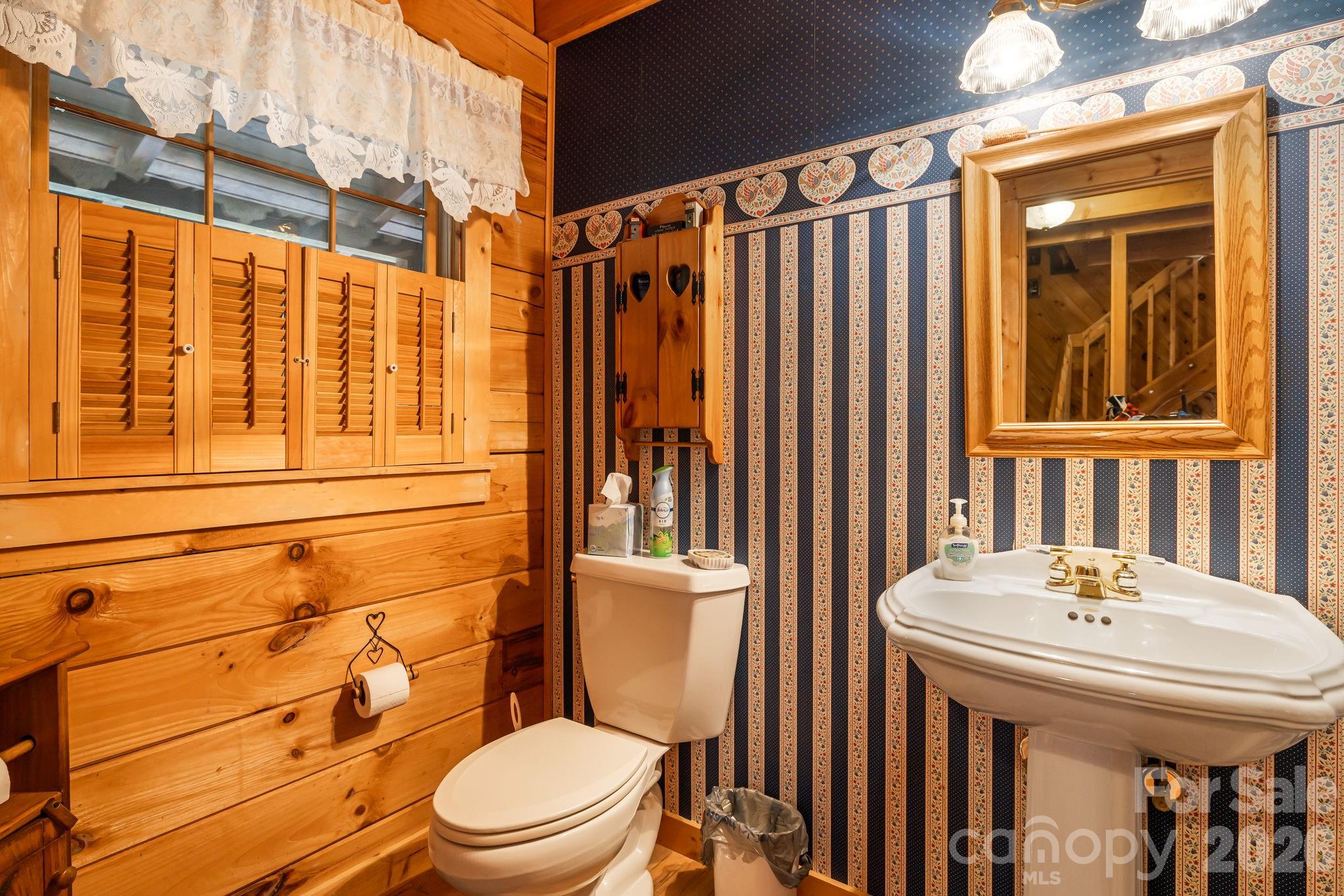 215 Goldenleaf Road — Mars Hill