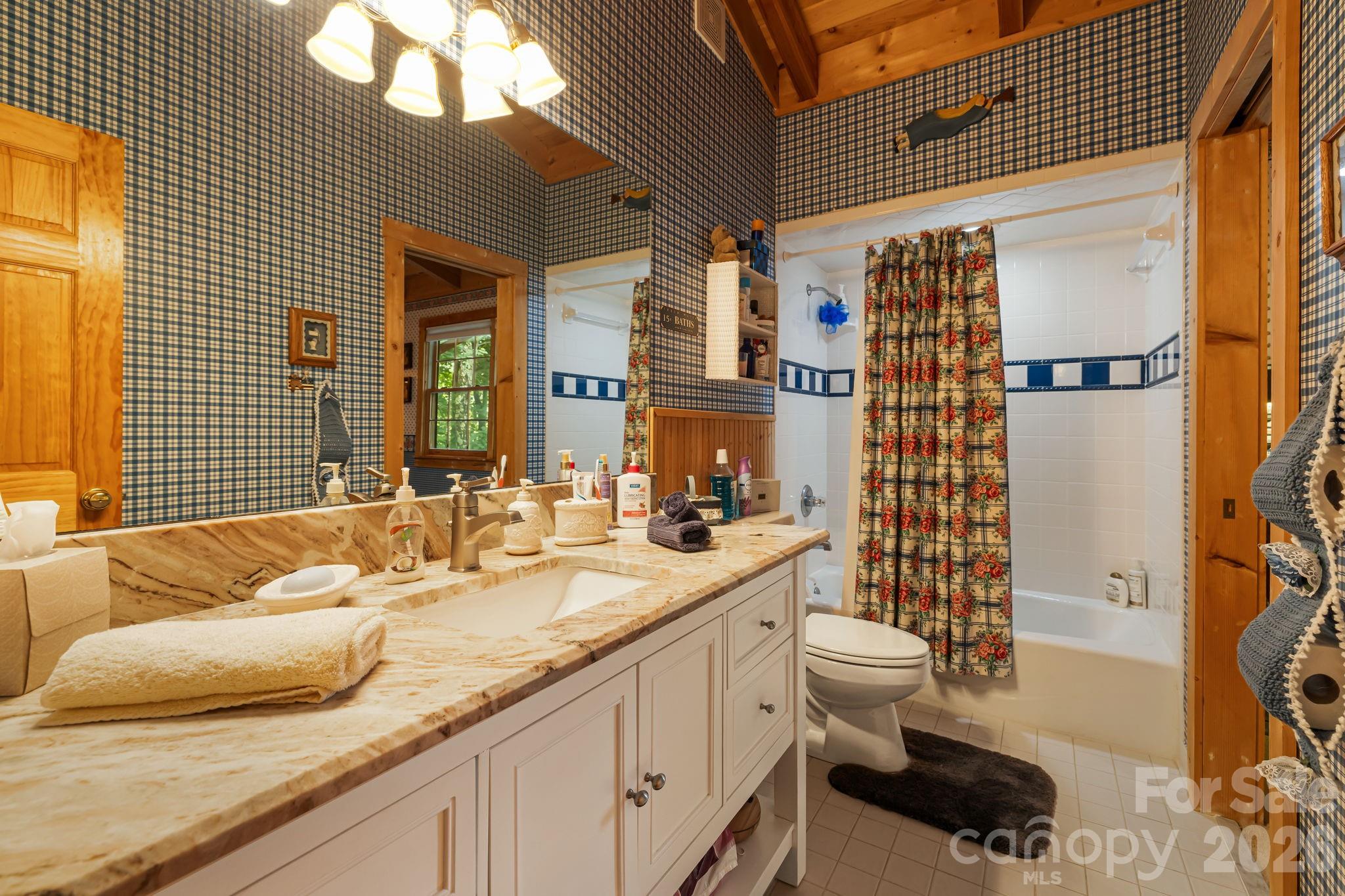 215 Goldenleaf Road — Mars Hill