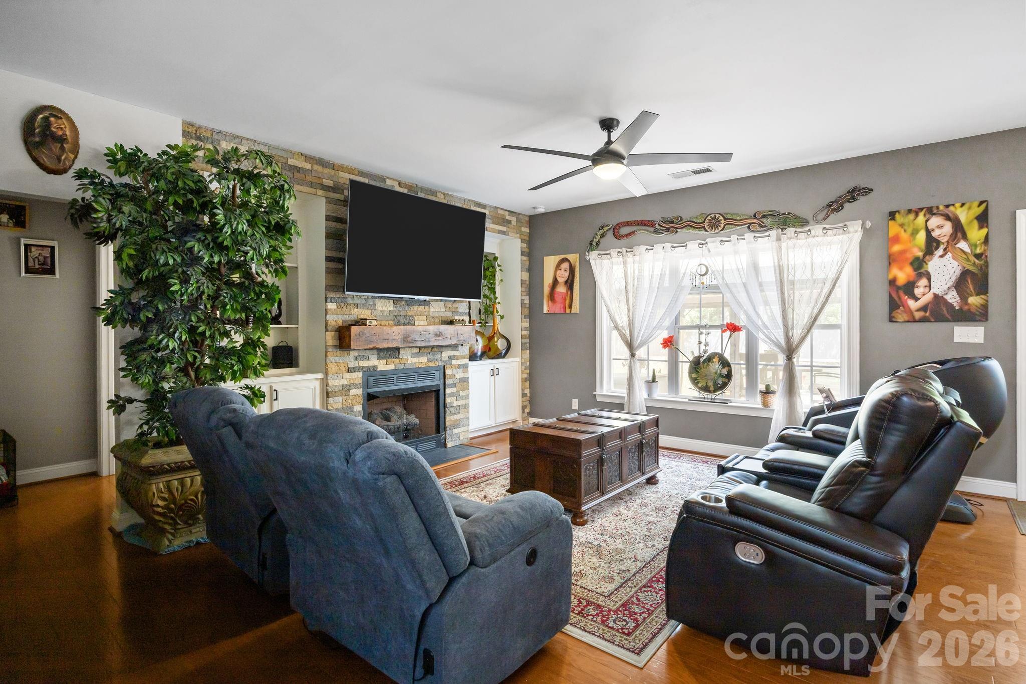 8821 Hambright Road — Huntersville