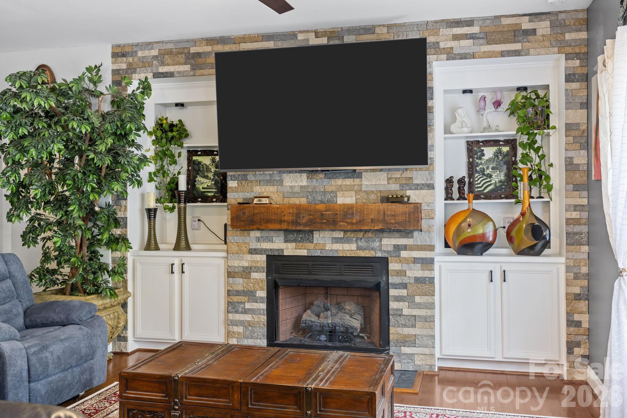 8821 Hambright Road — Huntersville