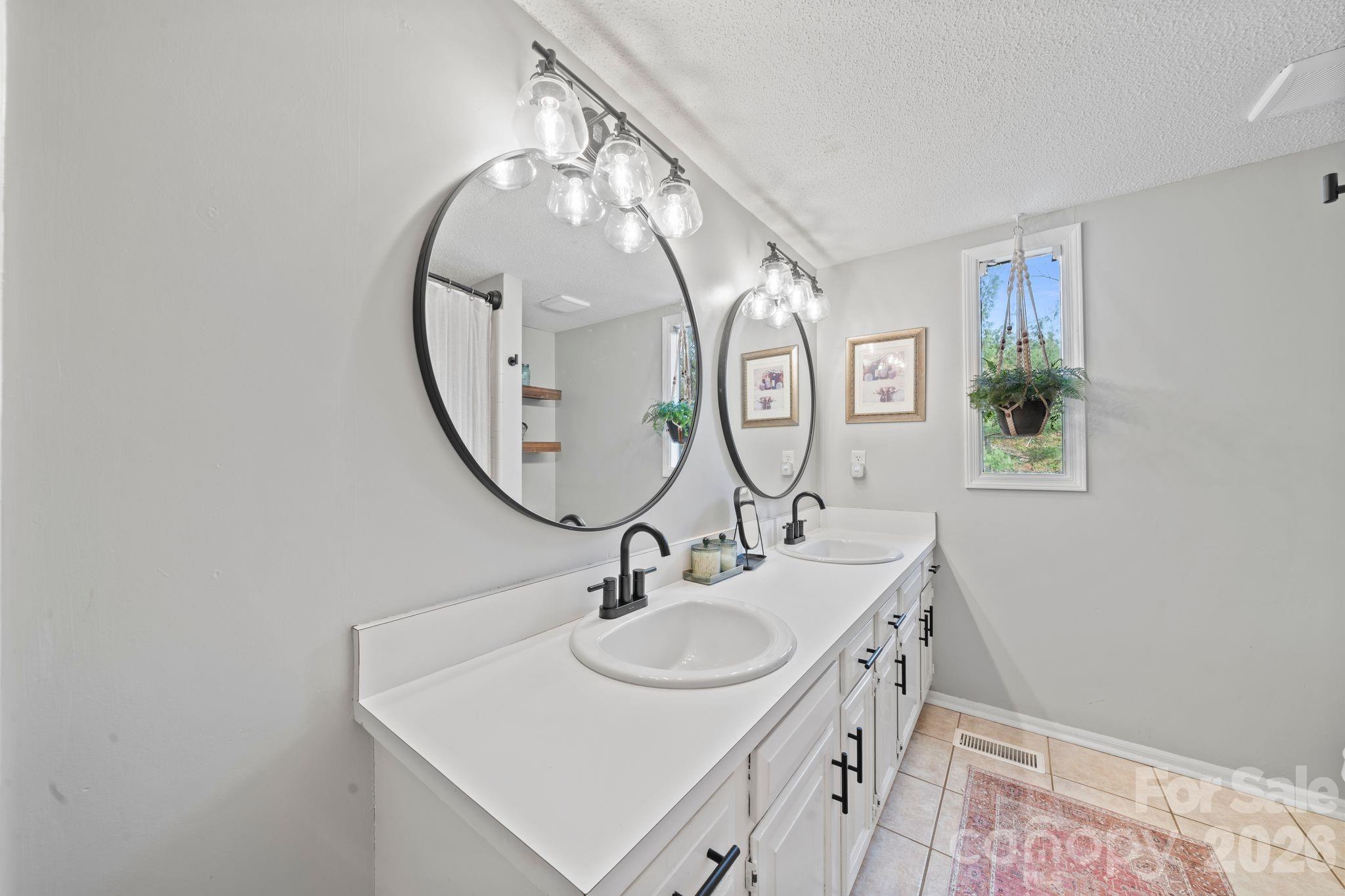 350 21st Avenue Drive NW — Hickory