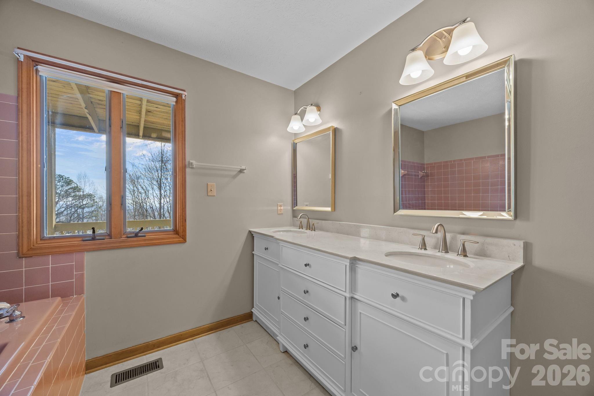 1105 High Vista Drive — Mills River