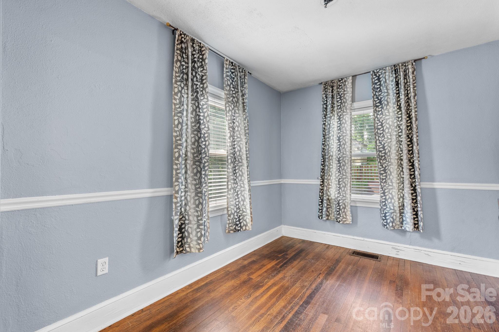 1339 11th Street NW — Hickory