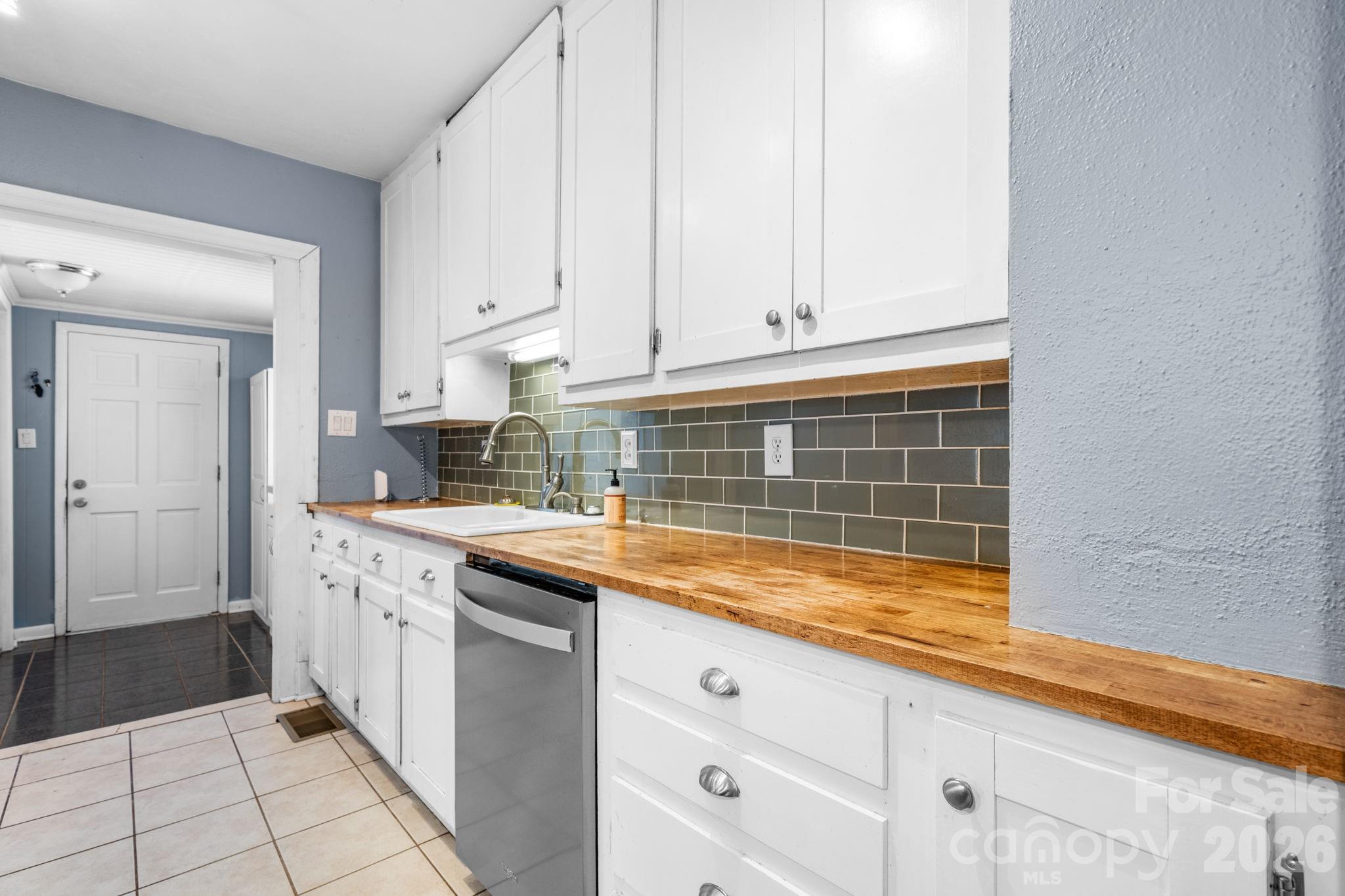 1339 11th Street NW — Hickory