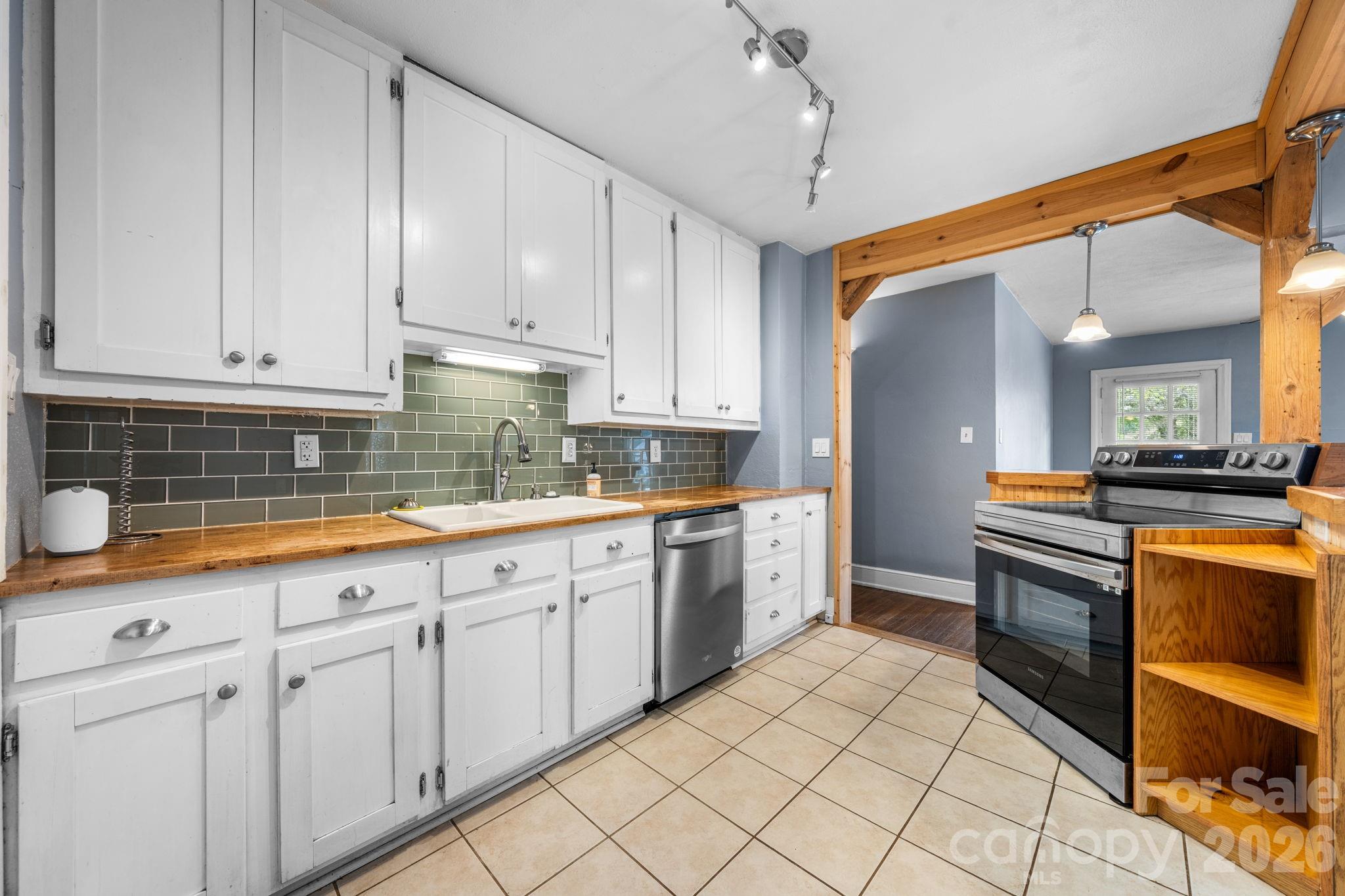1339 11th Street NW — Hickory