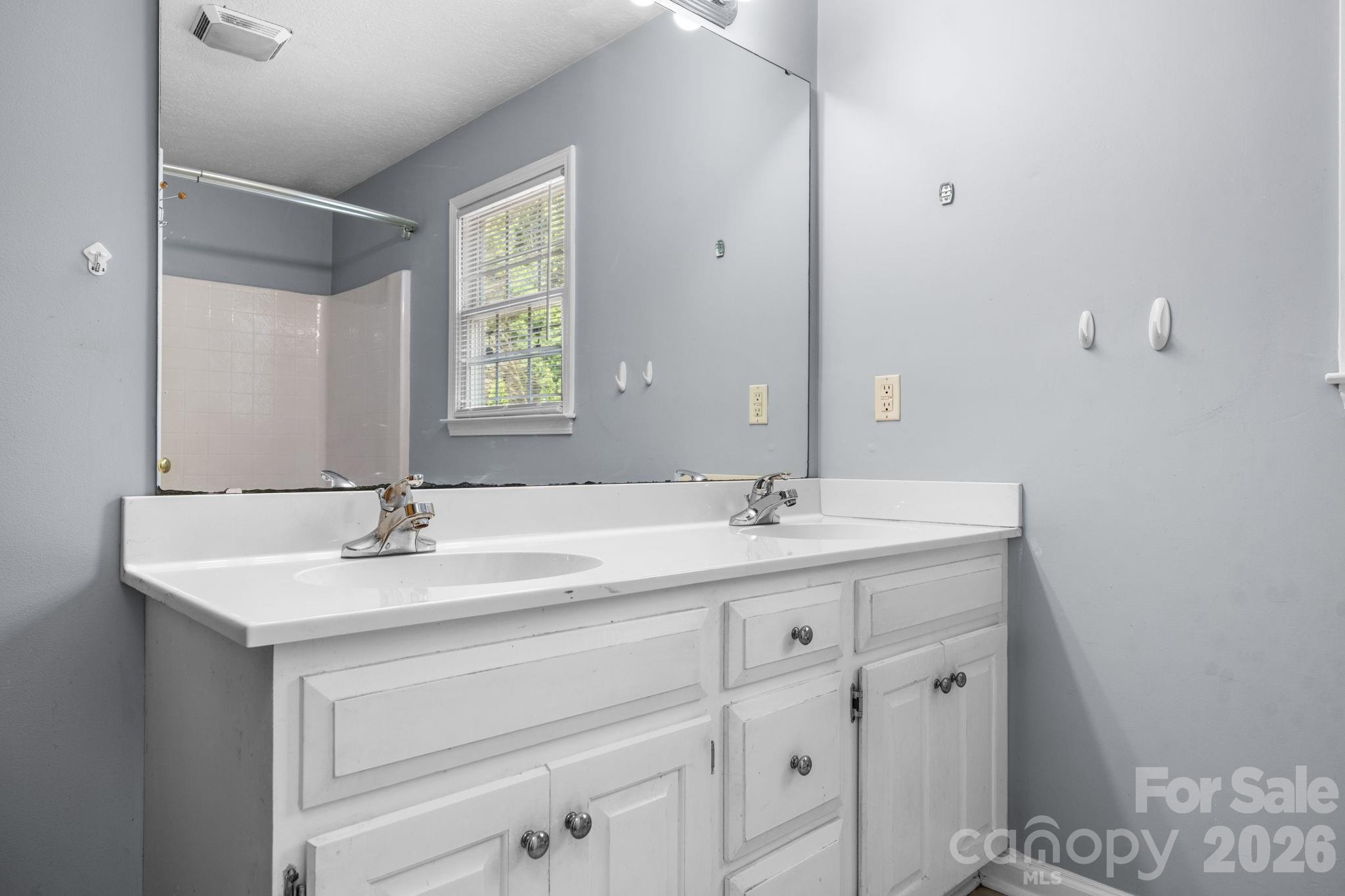 1339 11th Street NW — Hickory