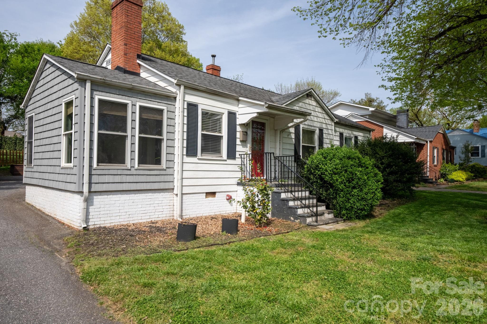 1339 11th Street NW — Hickory