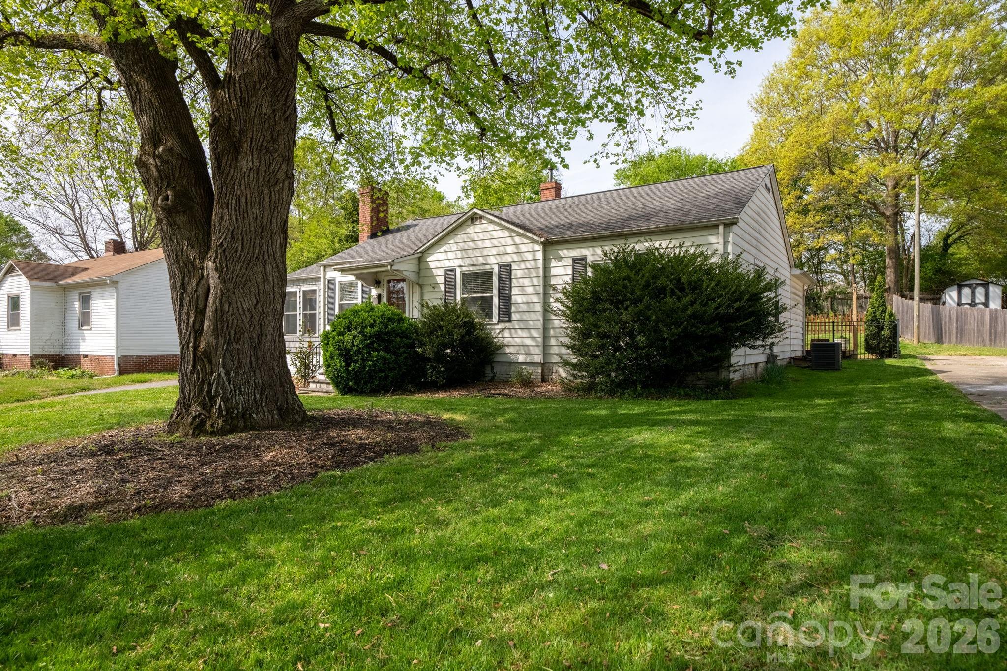 1339 11th Street NW — Hickory
