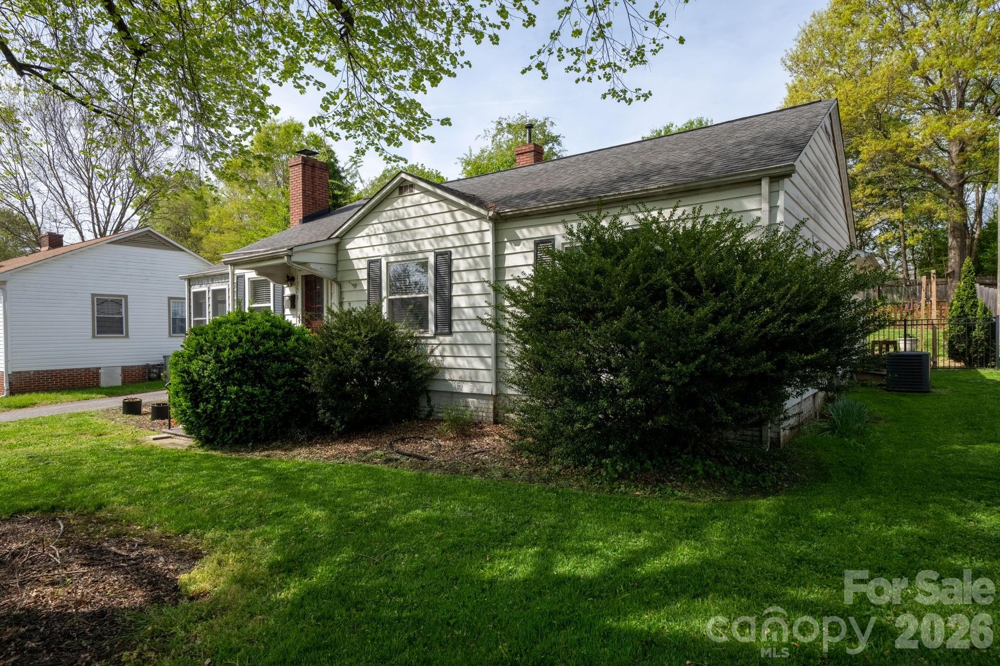 1339 11th Street NW — Hickory