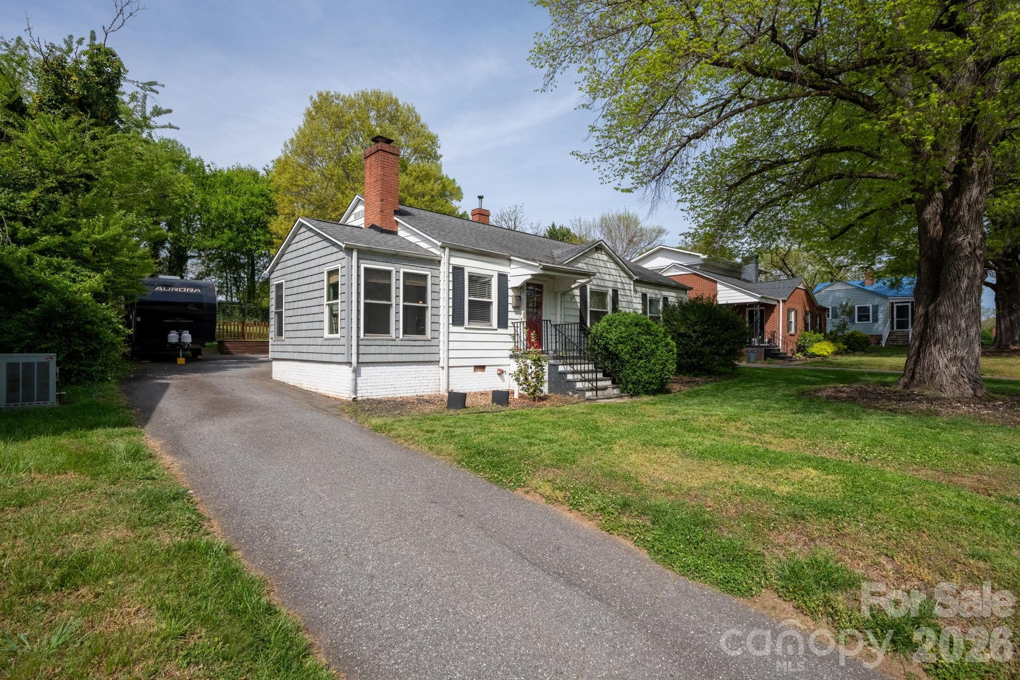 1339 11th Street NW — Hickory