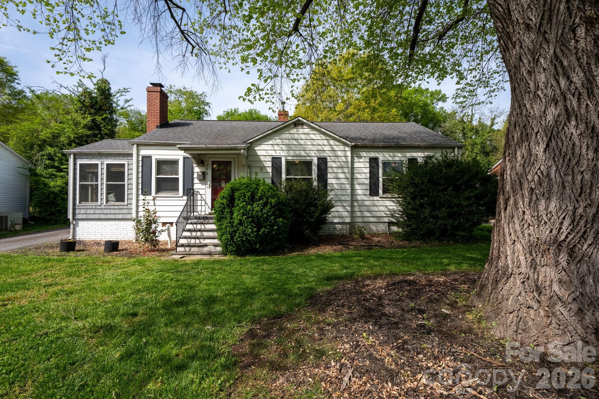 1339 11th Street NW — Hickory