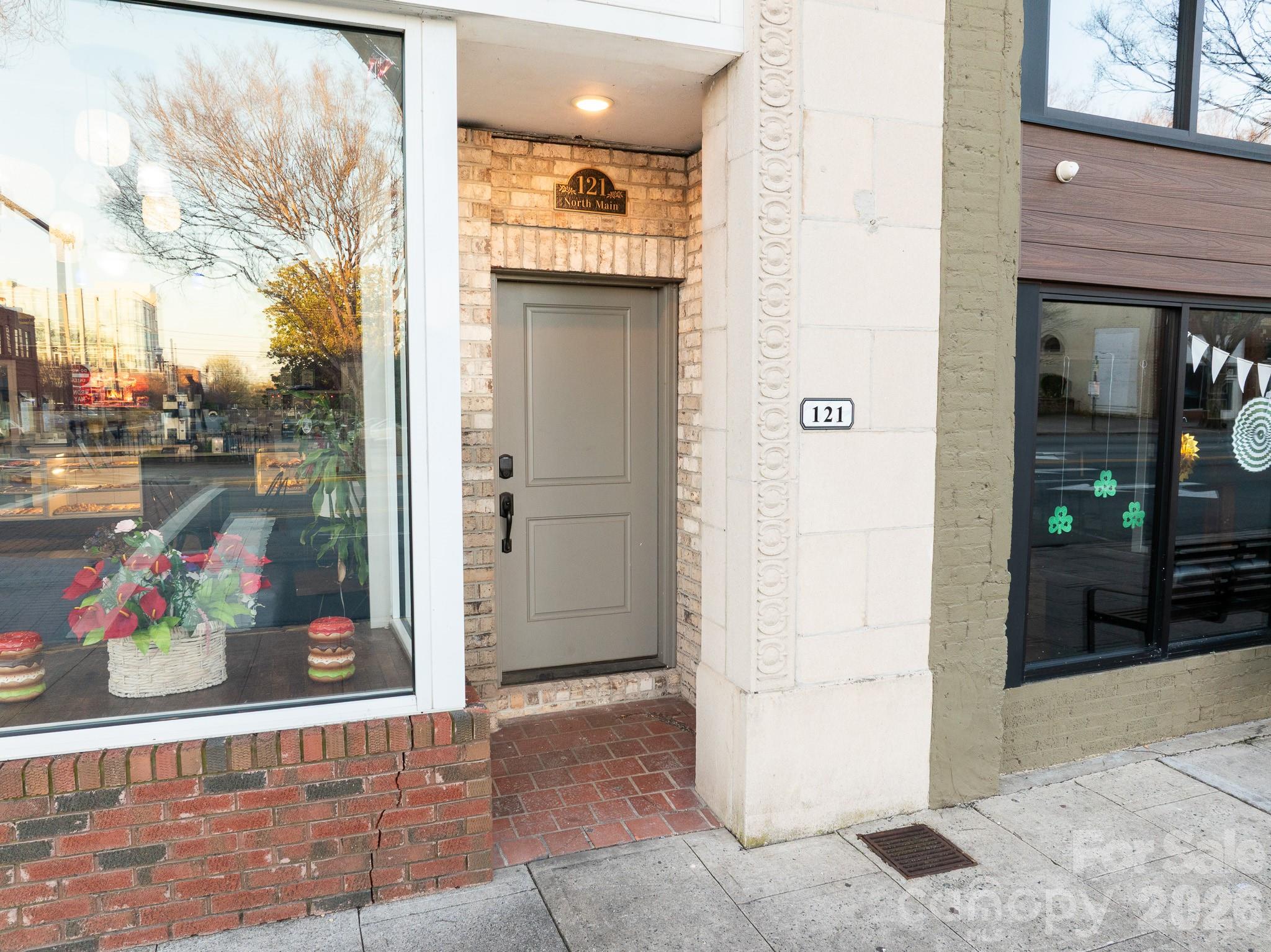 121 N Main Street — Lexington