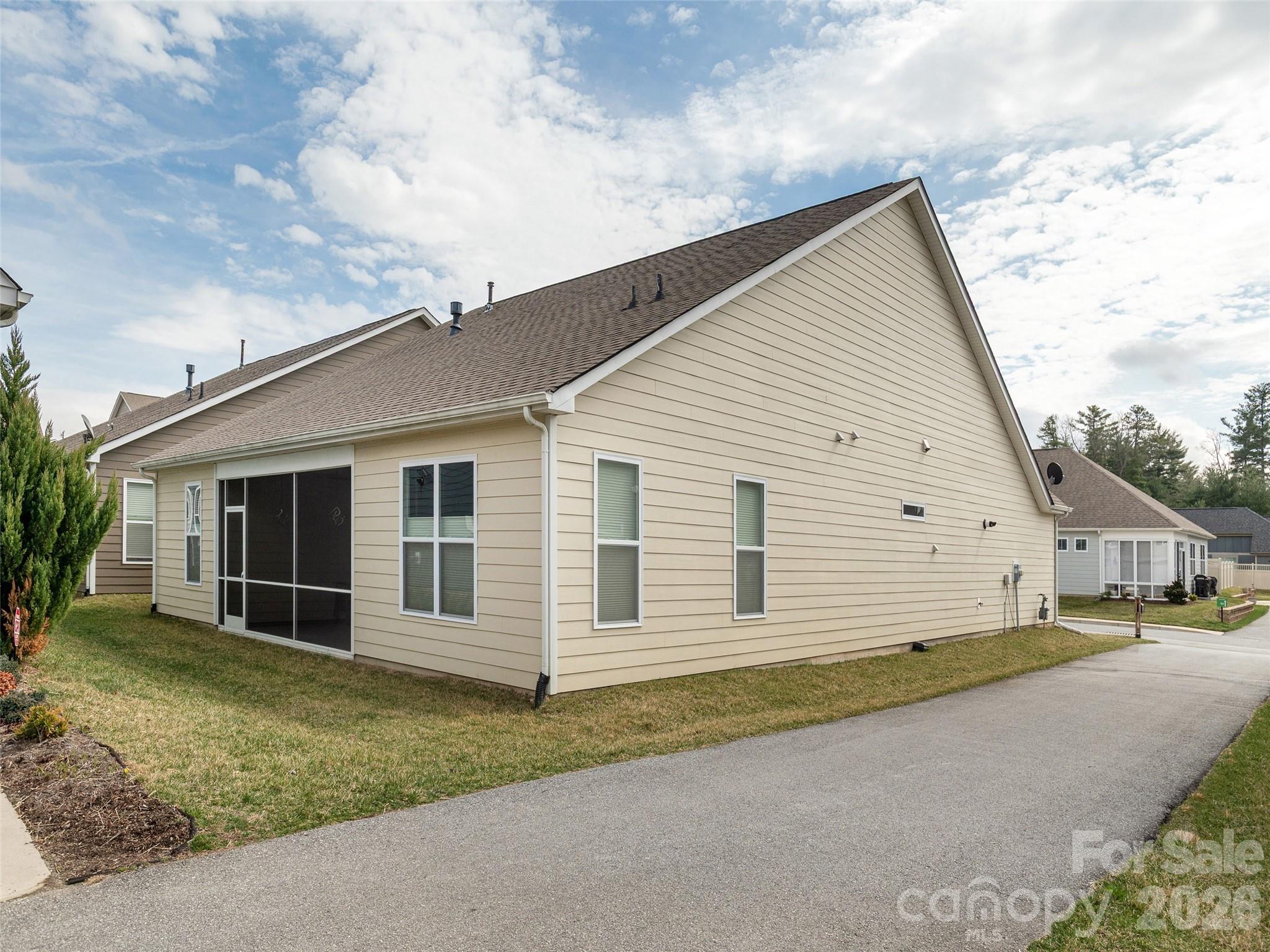 748 Summerfield Place — Flat Rock