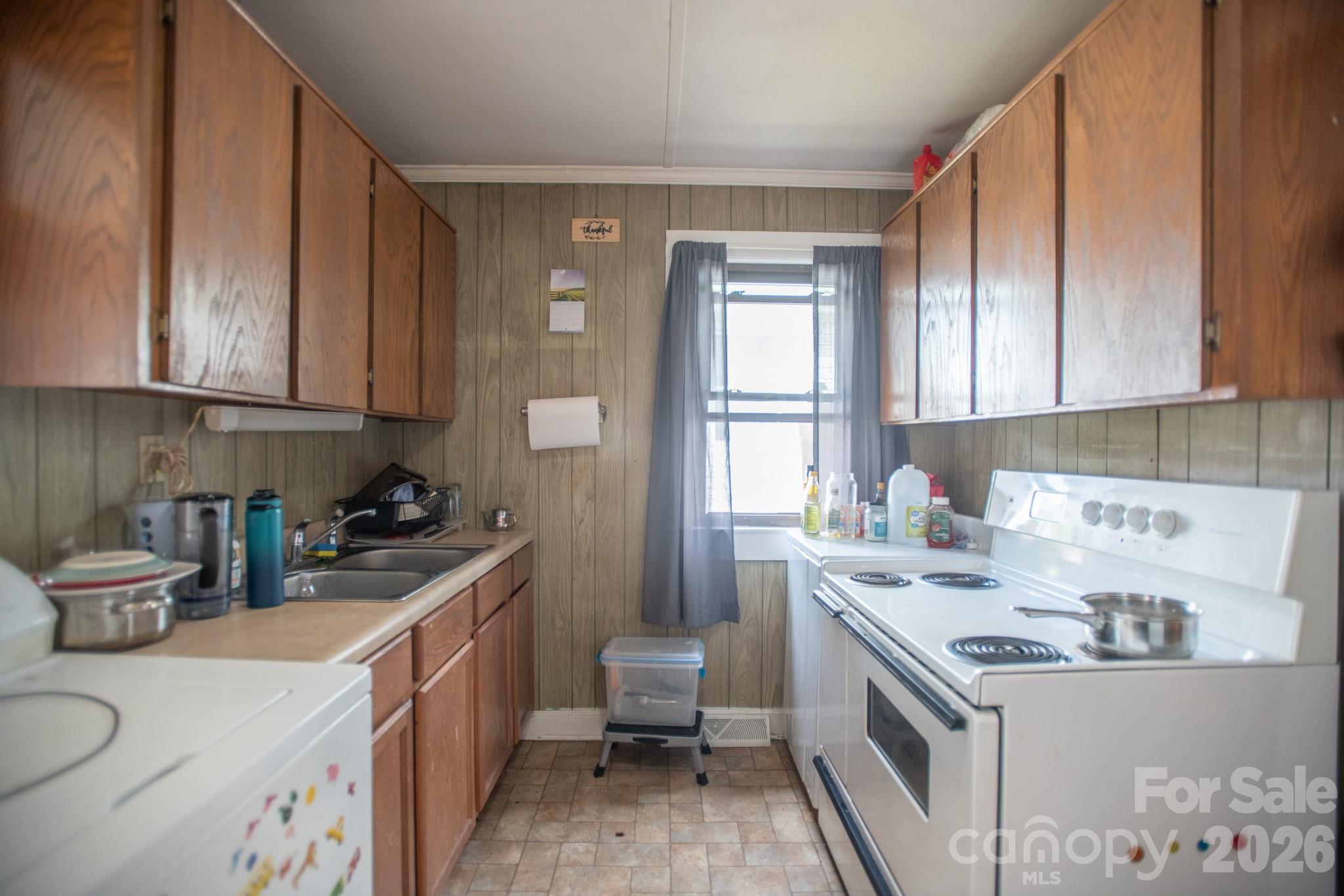 400 Summit Avenue — Spruce Pine