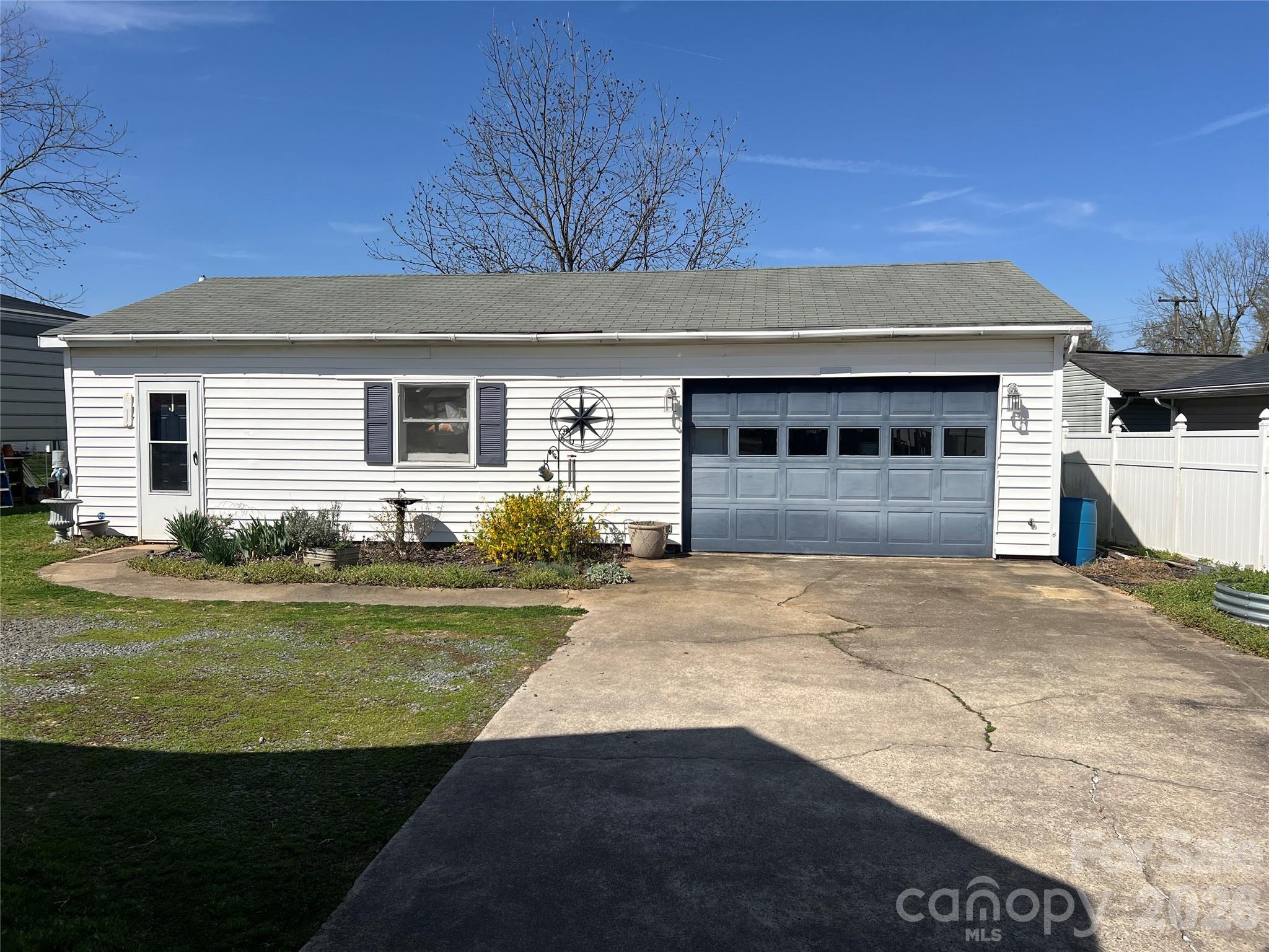 613 Salisbury Street — China Grove