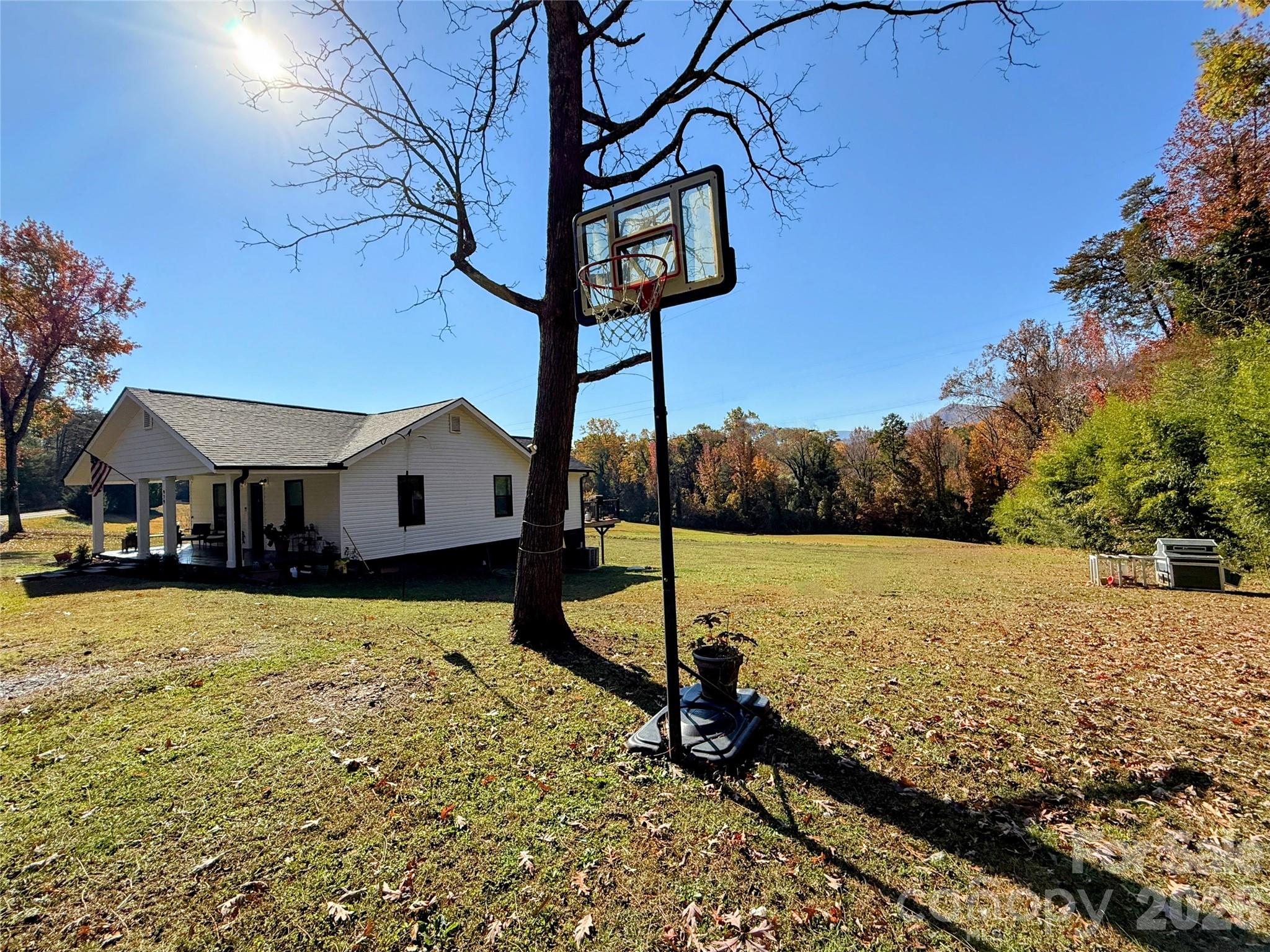 979 Howard Gap Road — Tryon