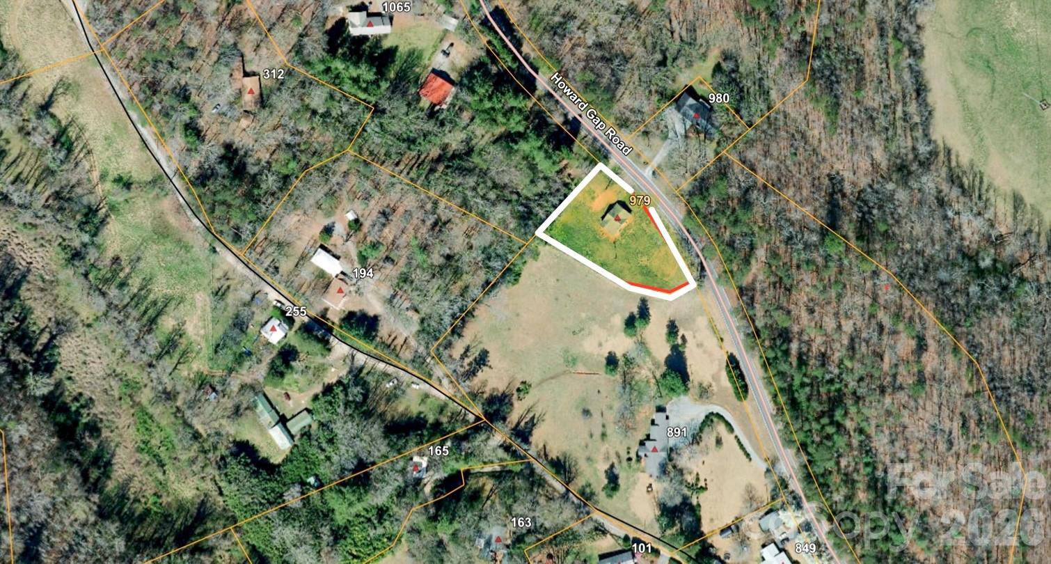 979 Howard Gap Road — Tryon