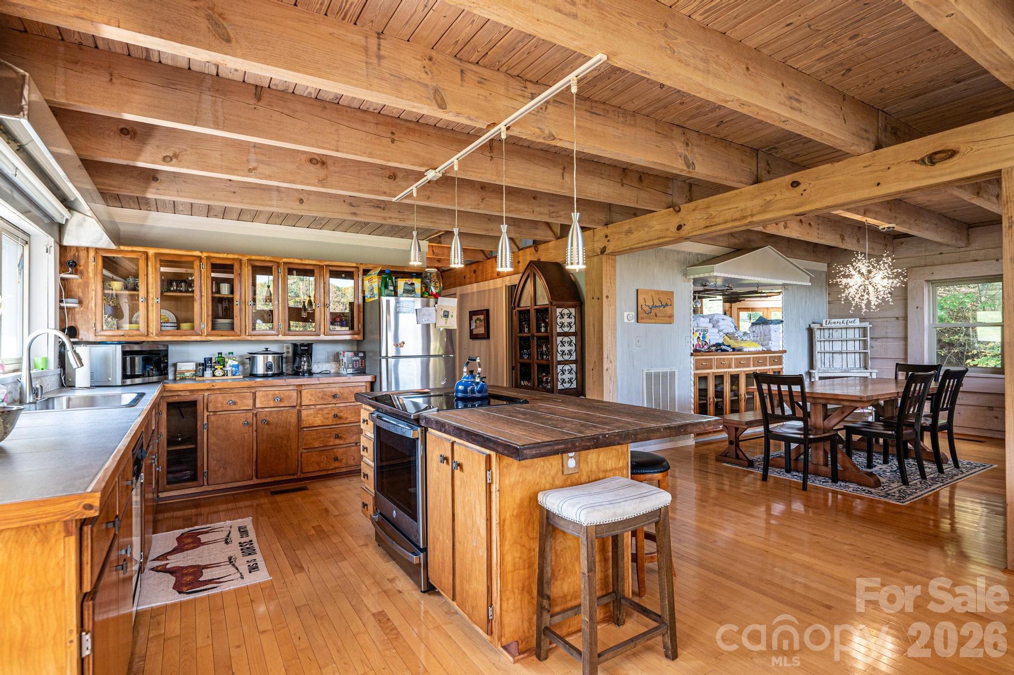 1925 Lake Acres Drive — Hickory