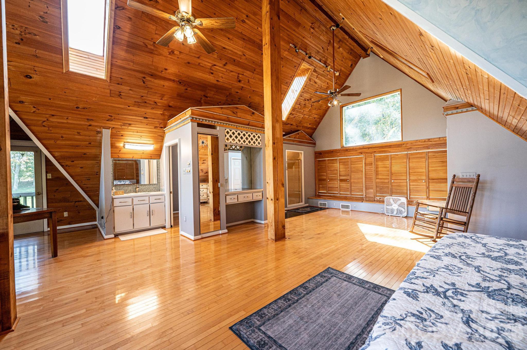 1925 Lake Acres Drive — Hickory
