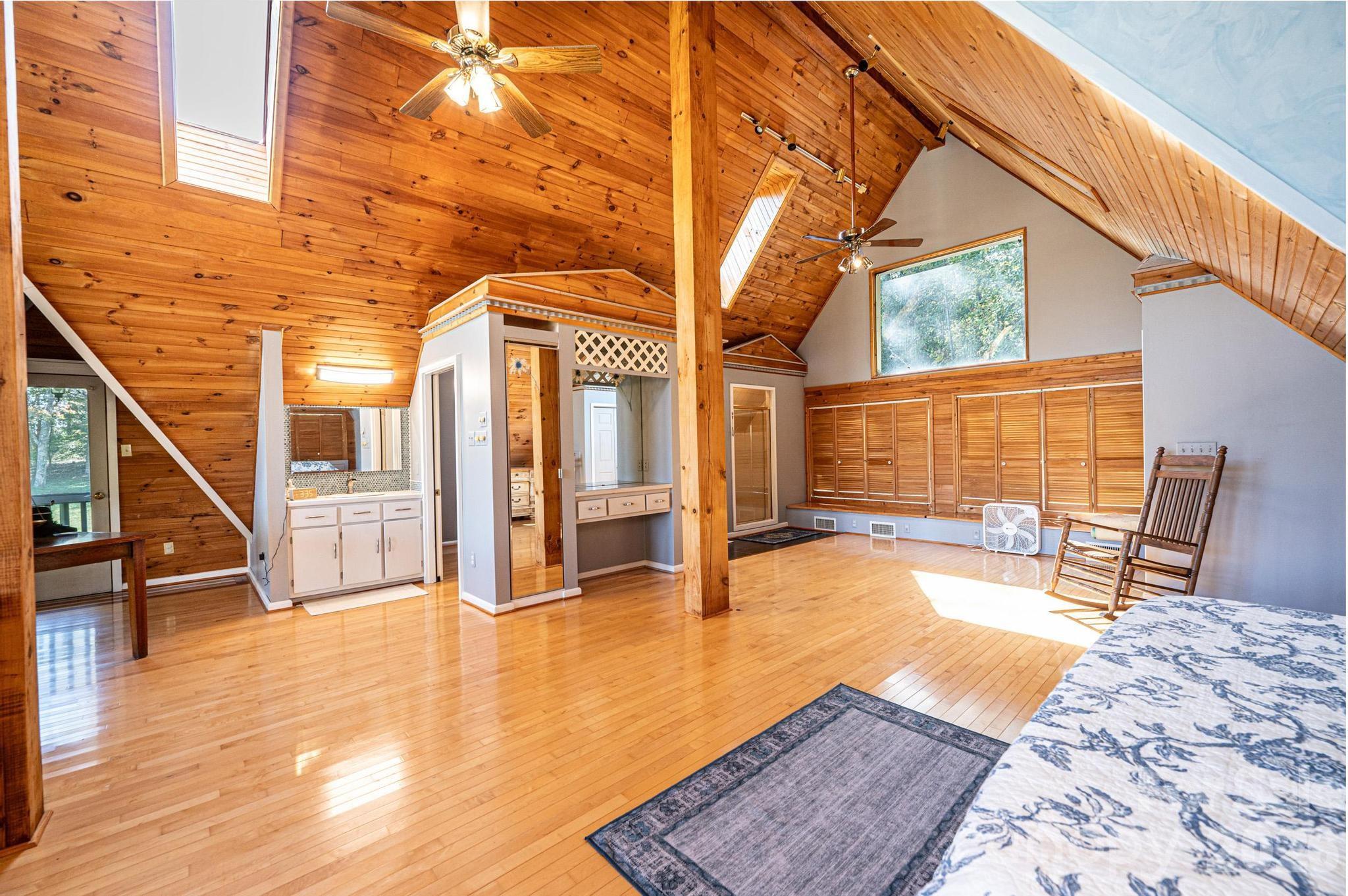 1925 Lake Acres Drive — Hickory