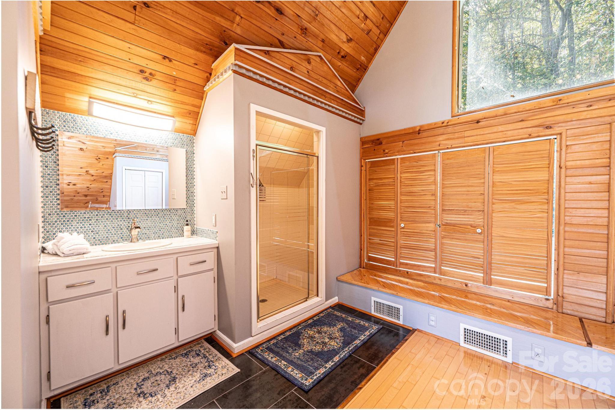 1925 Lake Acres Drive — Hickory