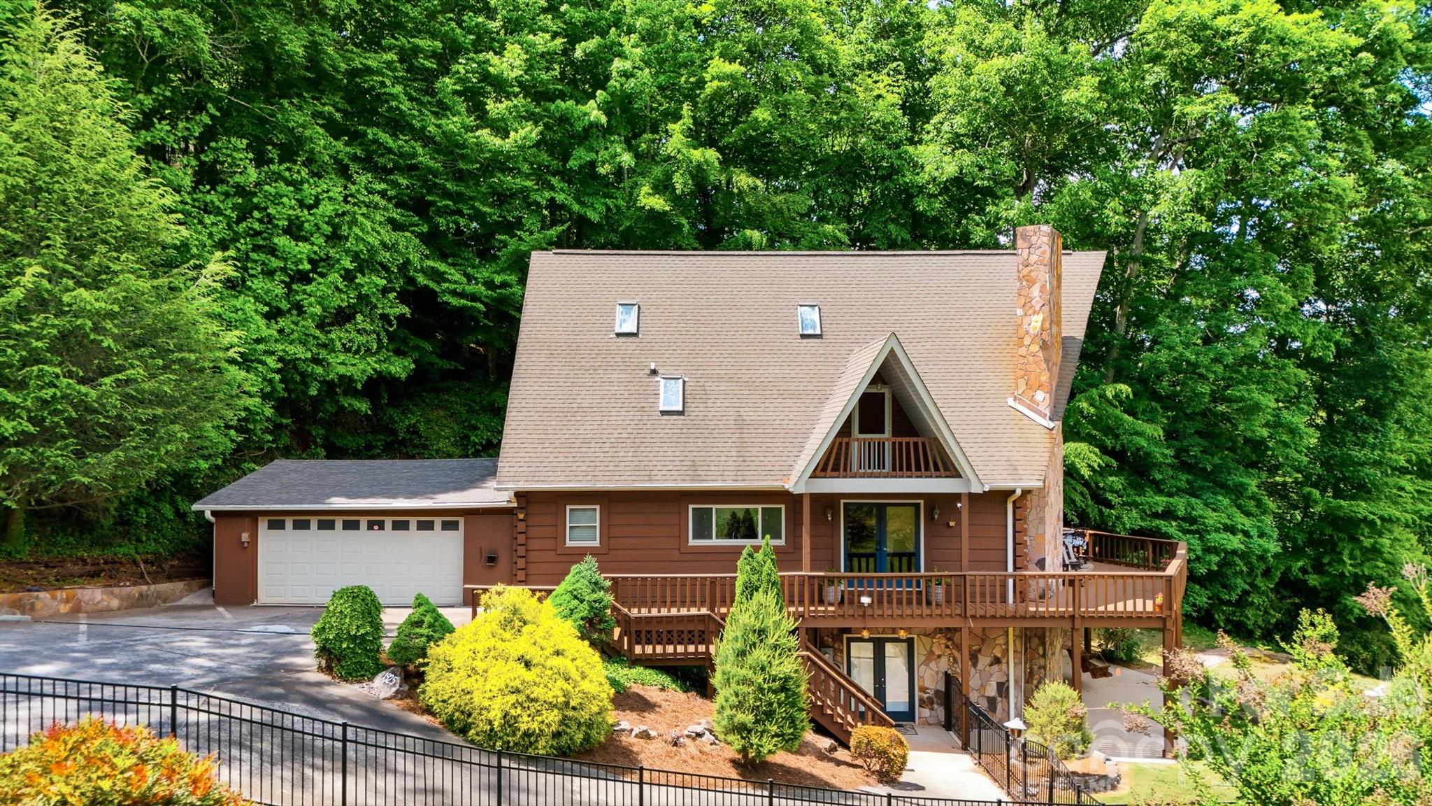 1925 Lake Acres Drive — Hickory