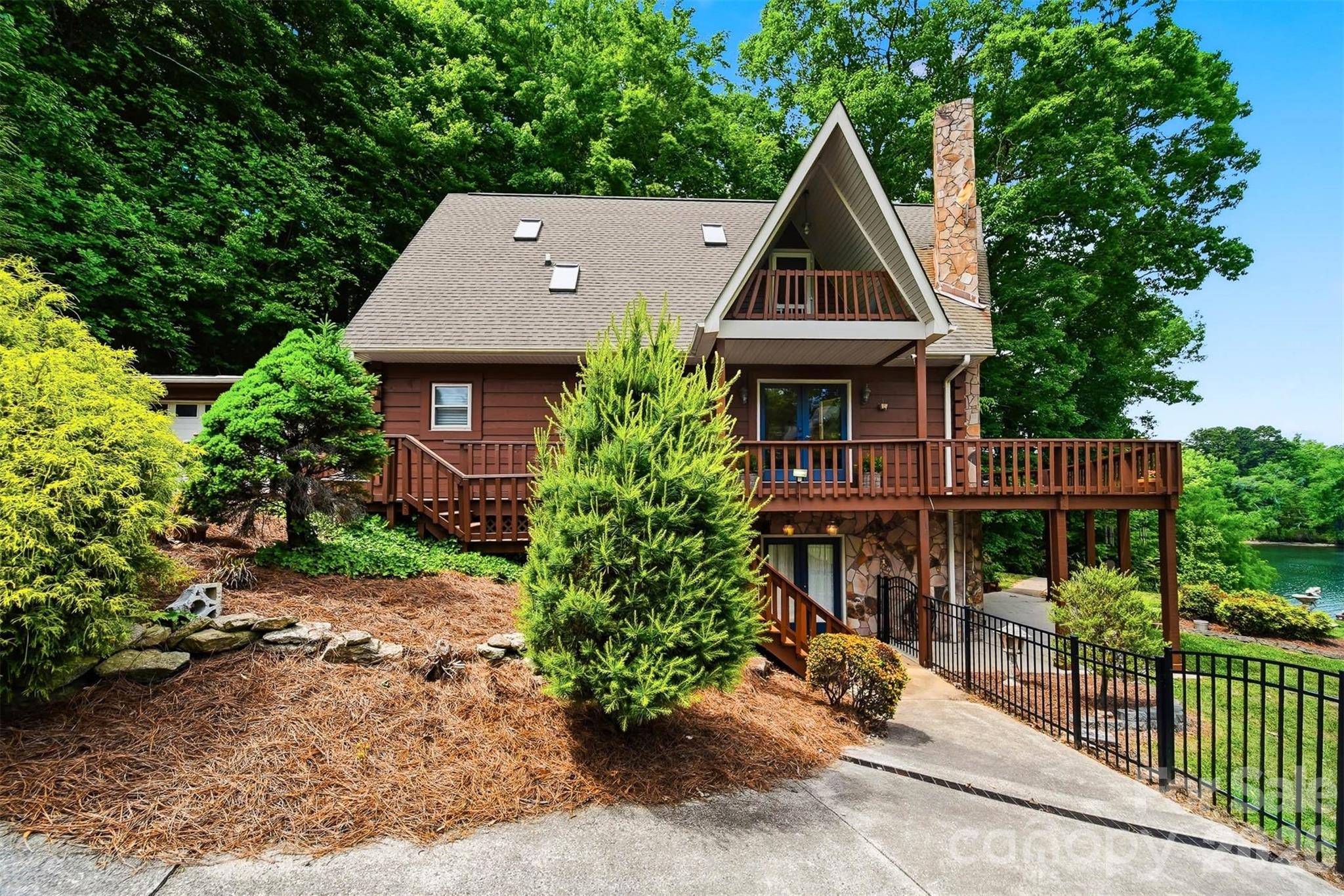 1925 Lake Acres Drive — Hickory
