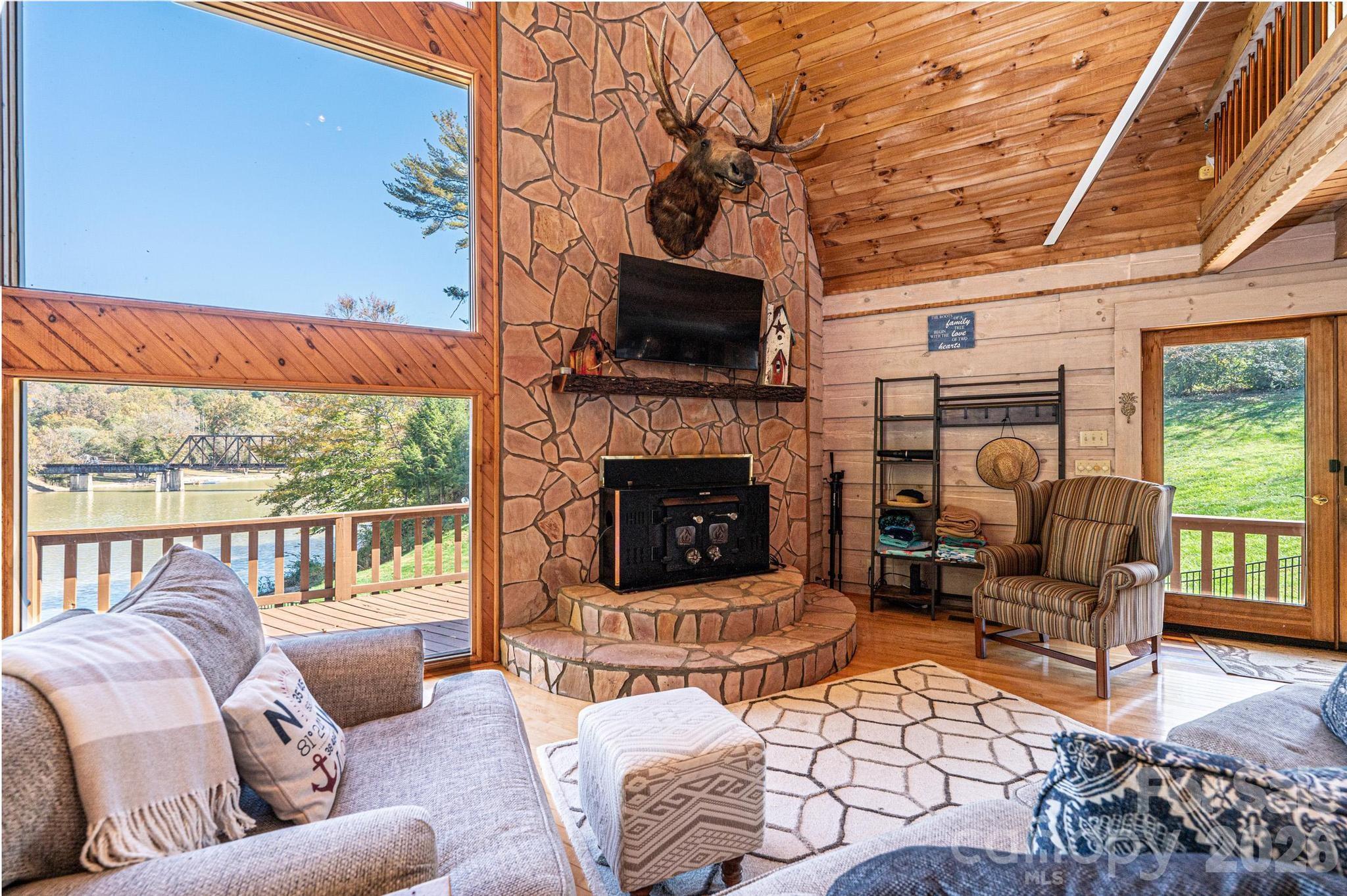 1925 Lake Acres Drive — Hickory