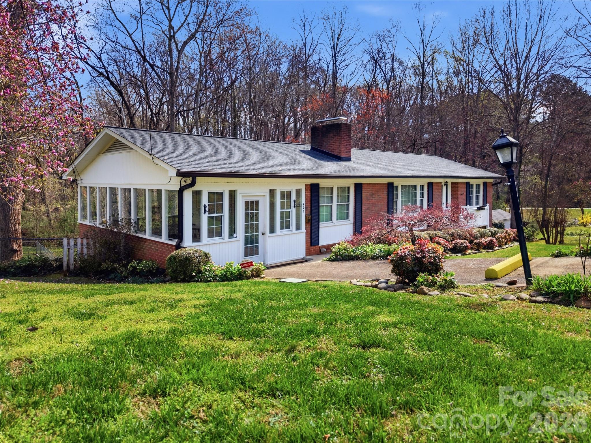 401 E End Avenue — Statesville