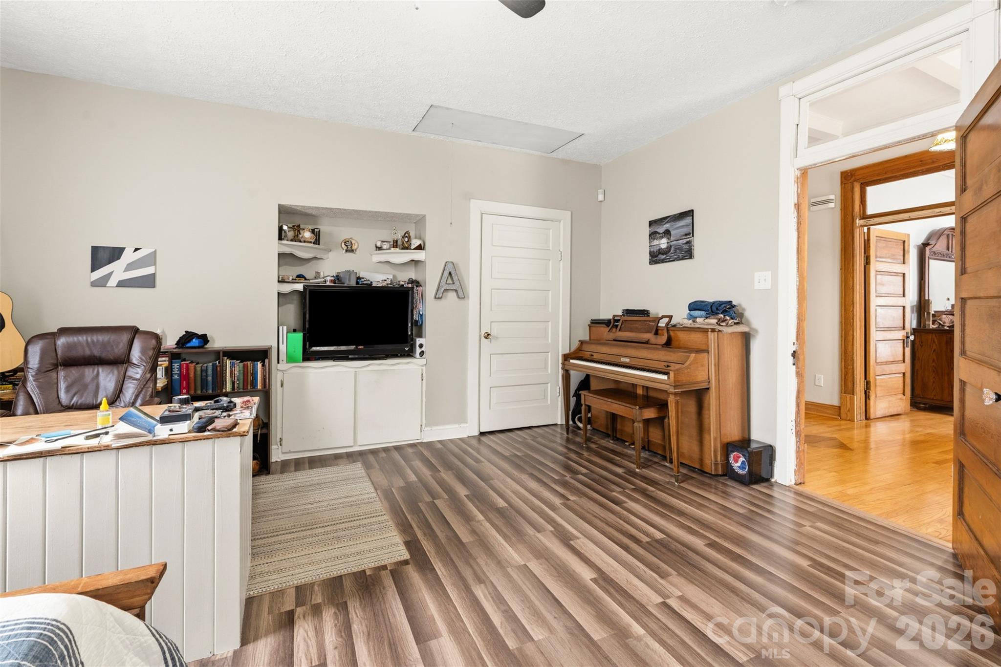 207 Oak Avenue — Hamlet