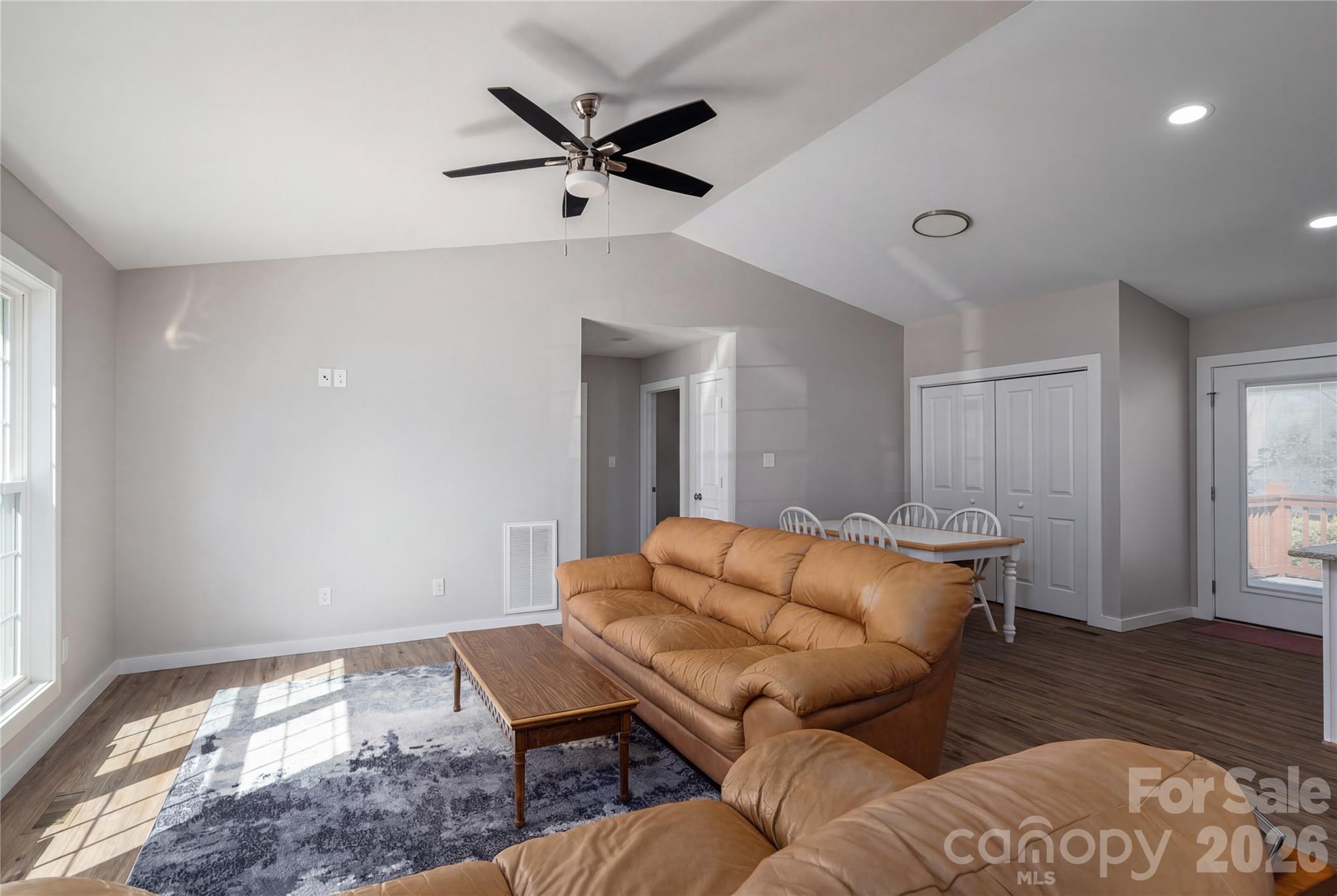 660 W 9th Street — Newton