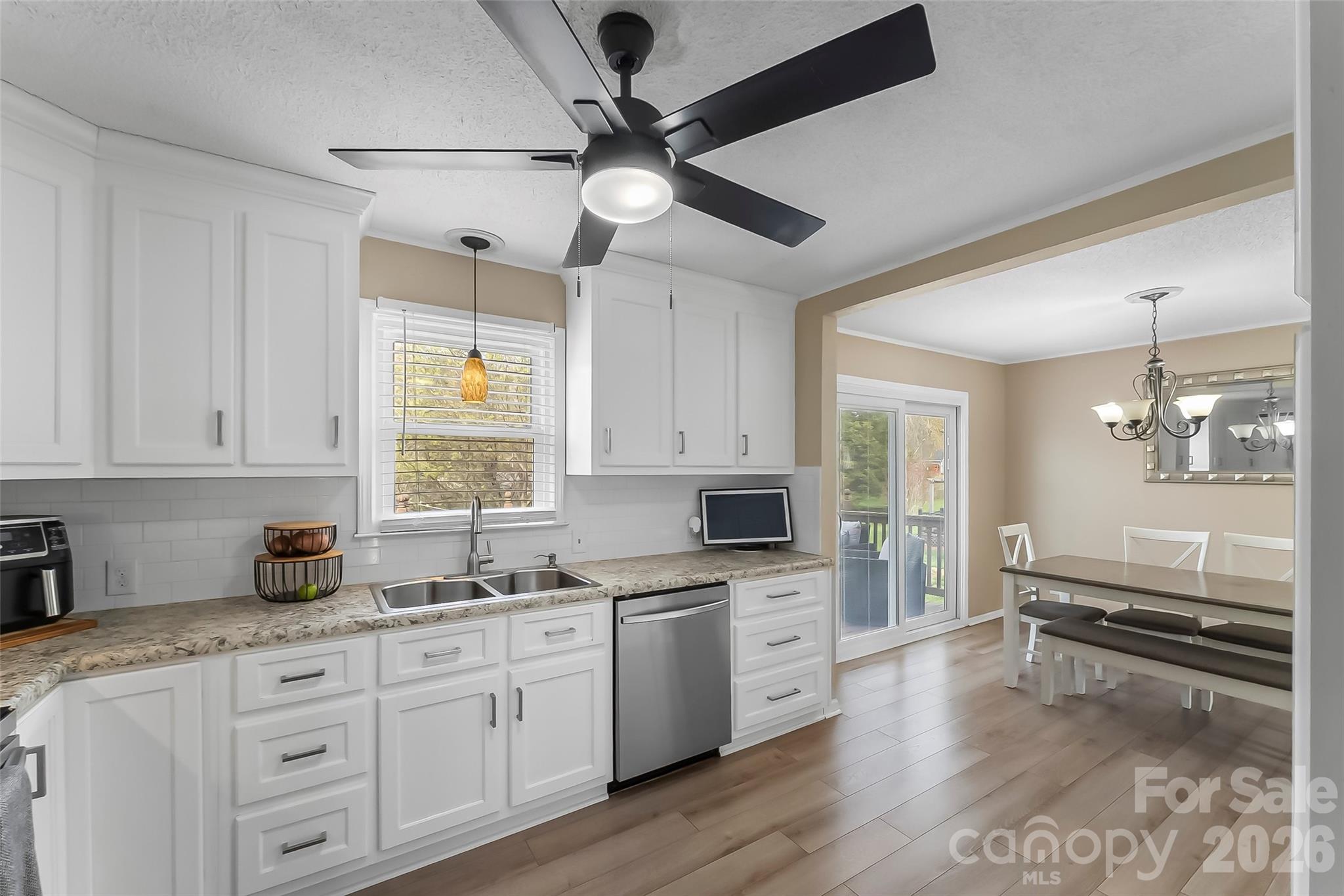 1757 Castlewood Court — Hickory