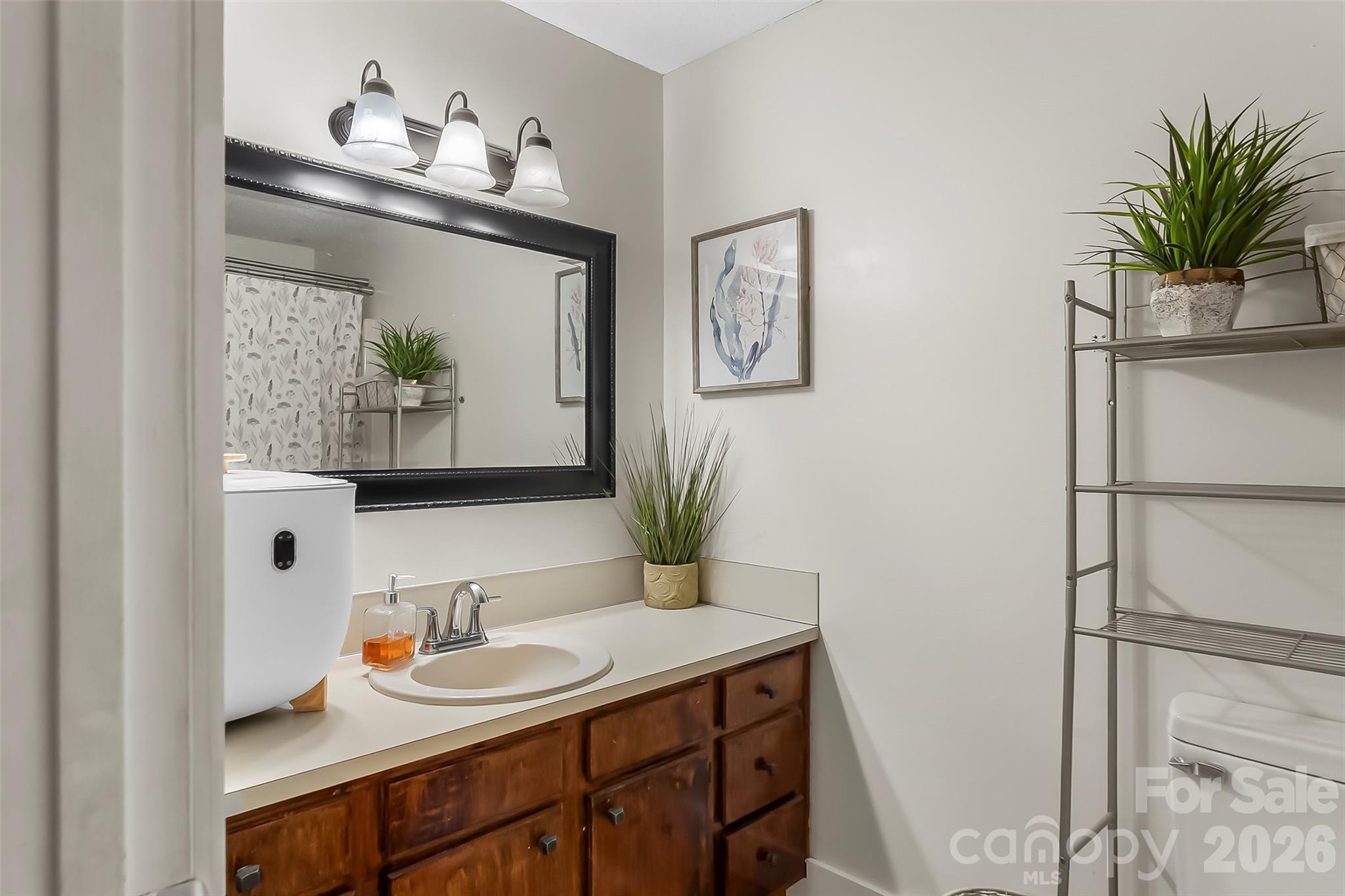 1757 Castlewood Court — Hickory