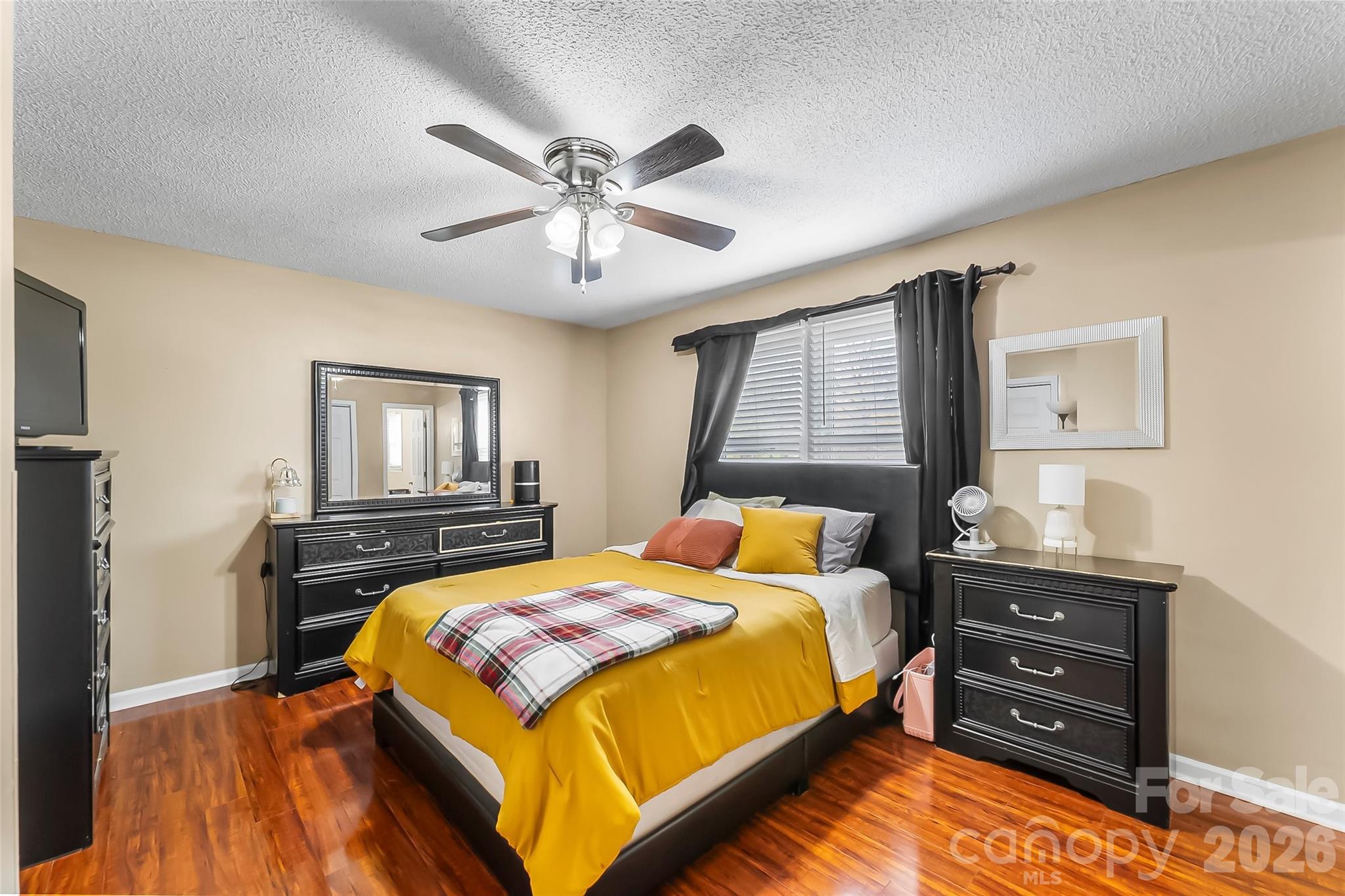 1757 Castlewood Court — Hickory