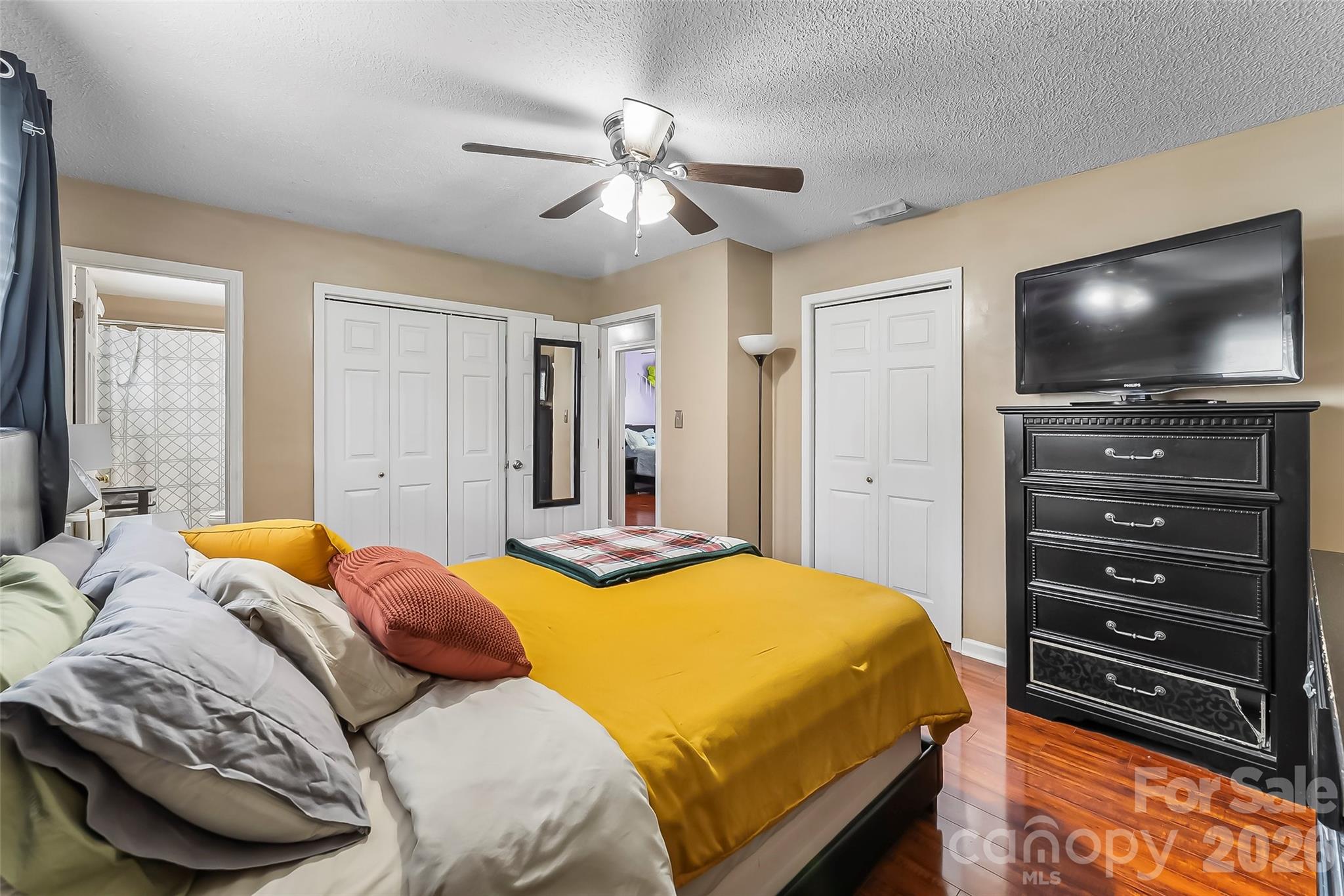 1757 Castlewood Court — Hickory