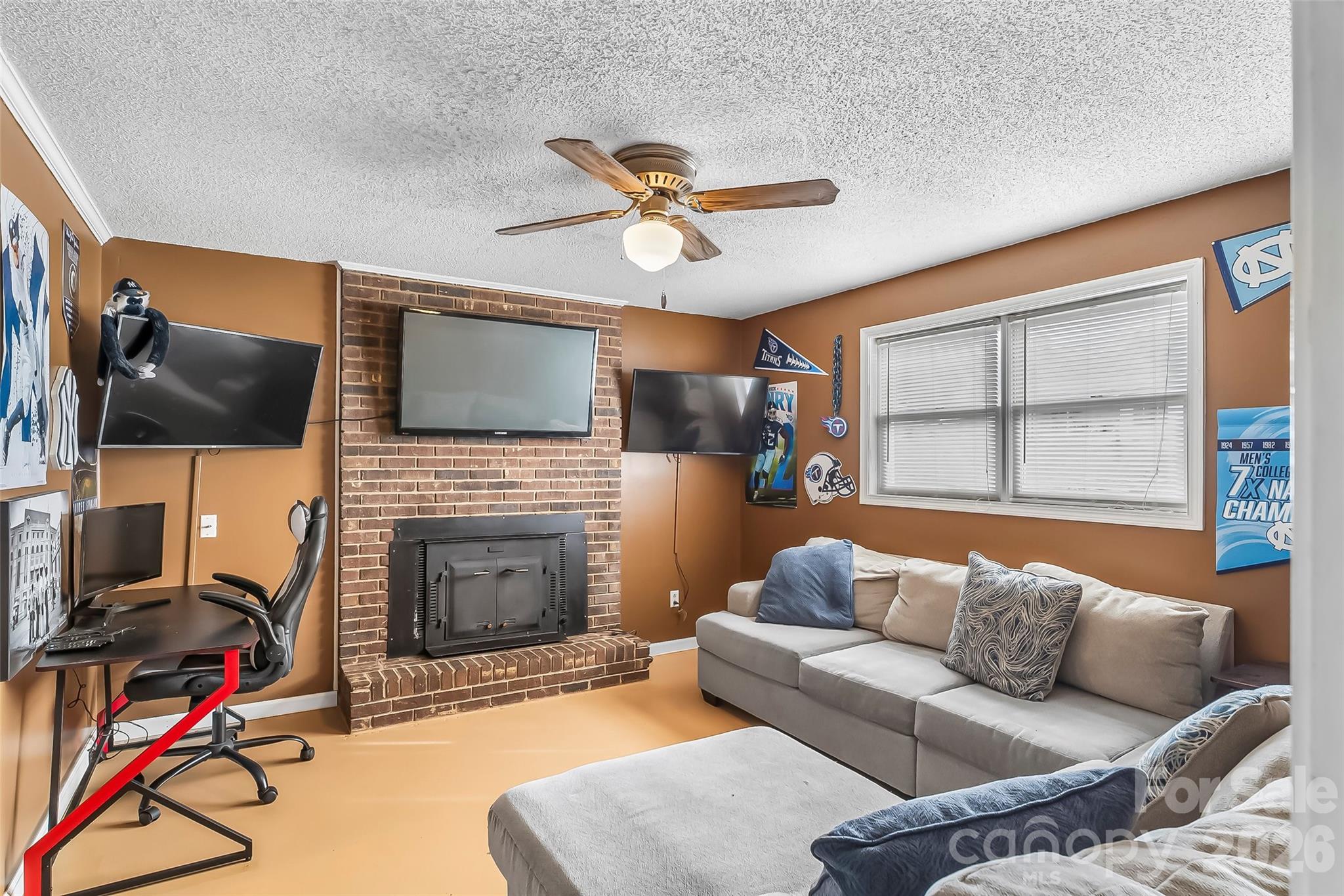 1757 Castlewood Court — Hickory