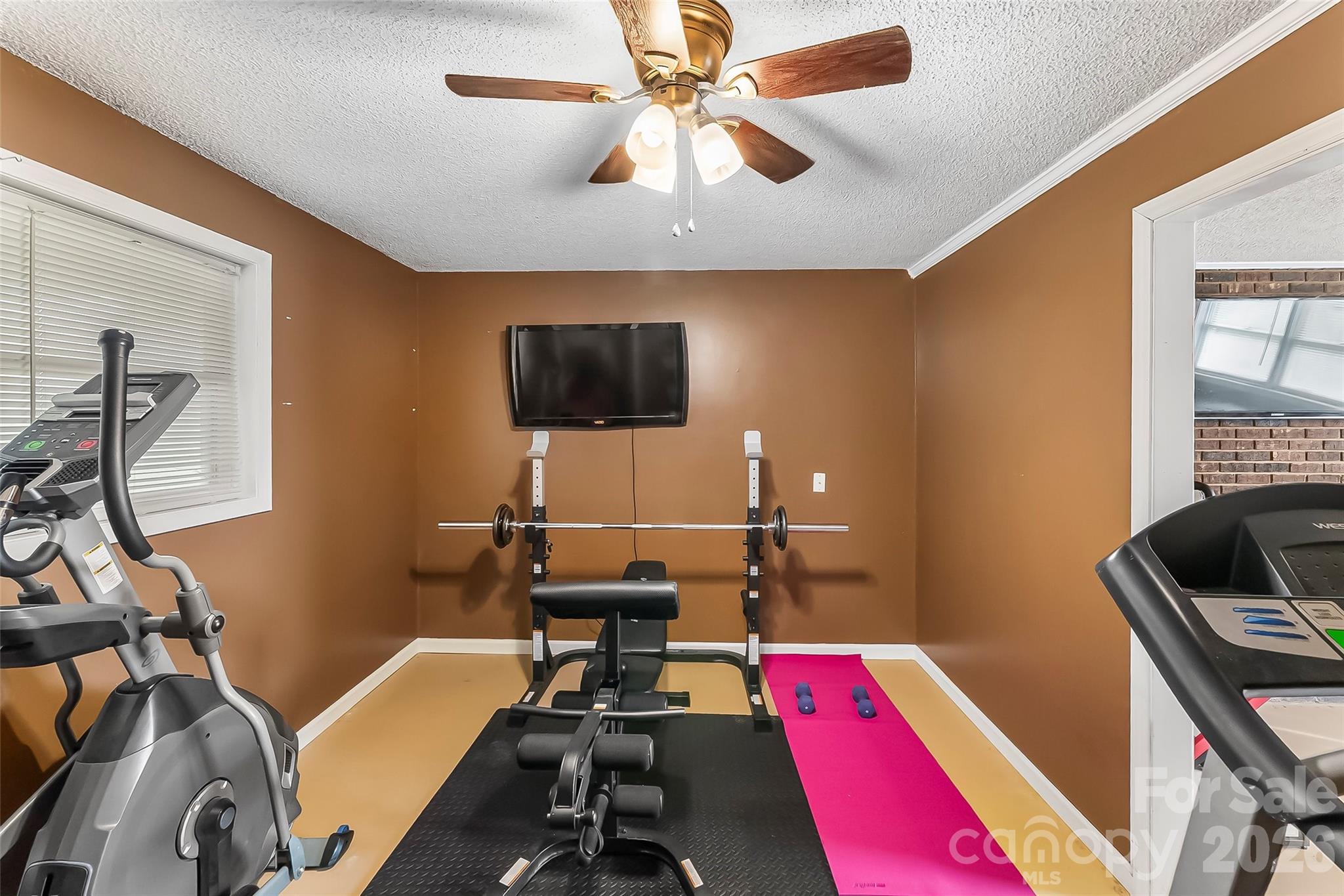 1757 Castlewood Court — Hickory