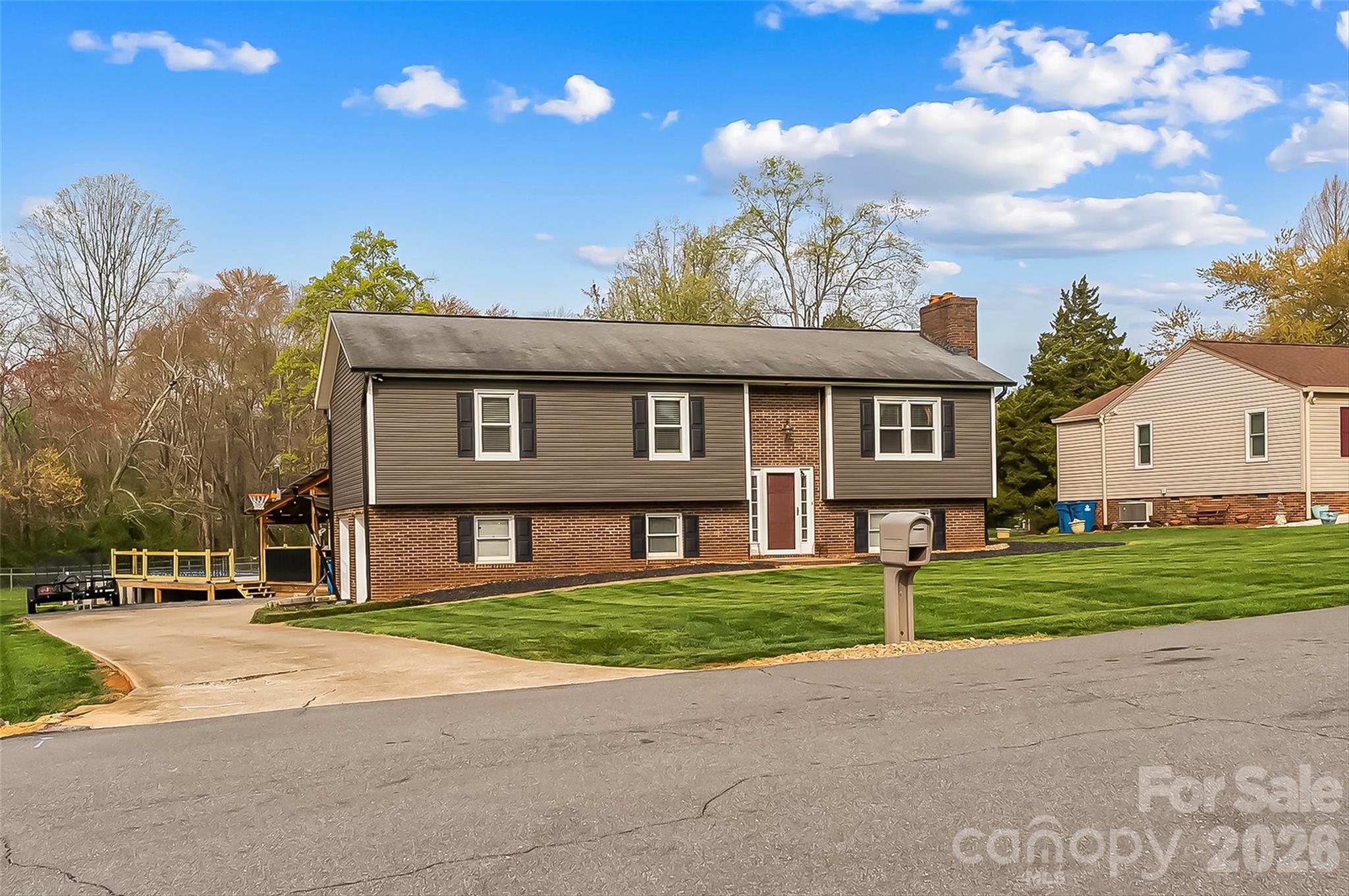 1757 Castlewood Court — Hickory