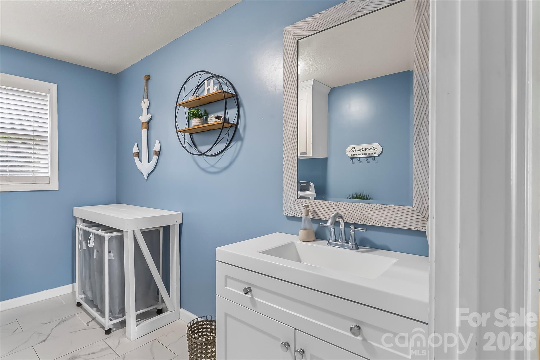 1757 Castlewood Court — Hickory