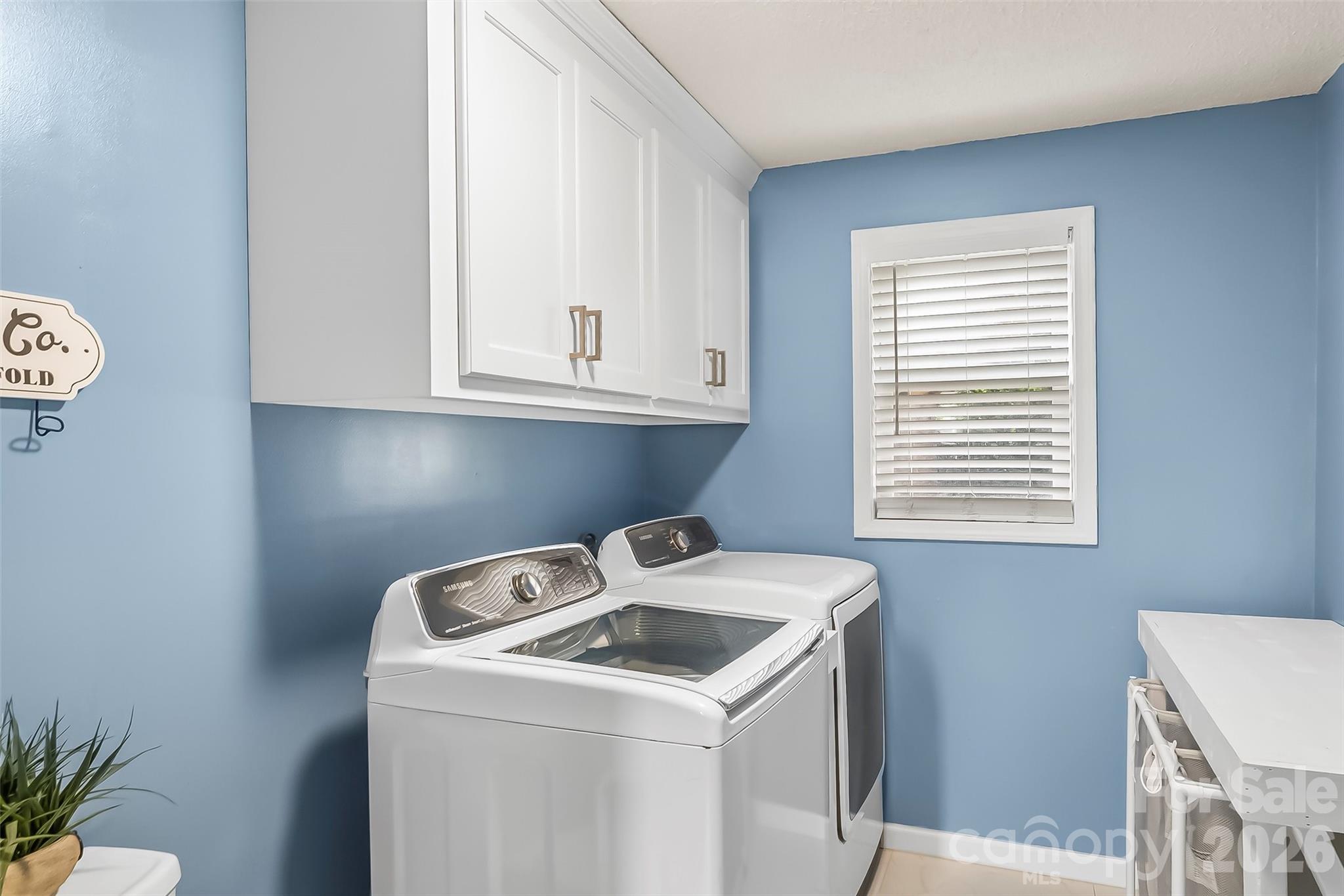 1757 Castlewood Court — Hickory