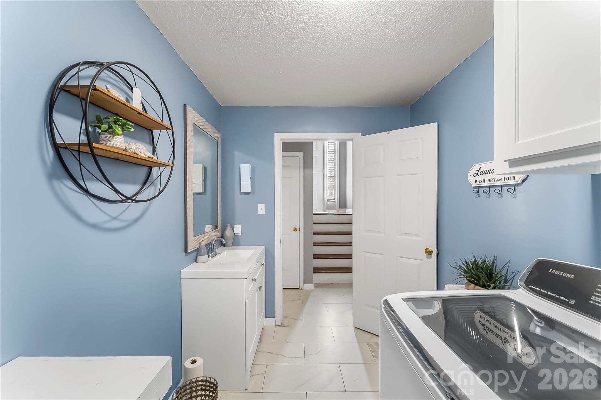 1757 Castlewood Court — Hickory