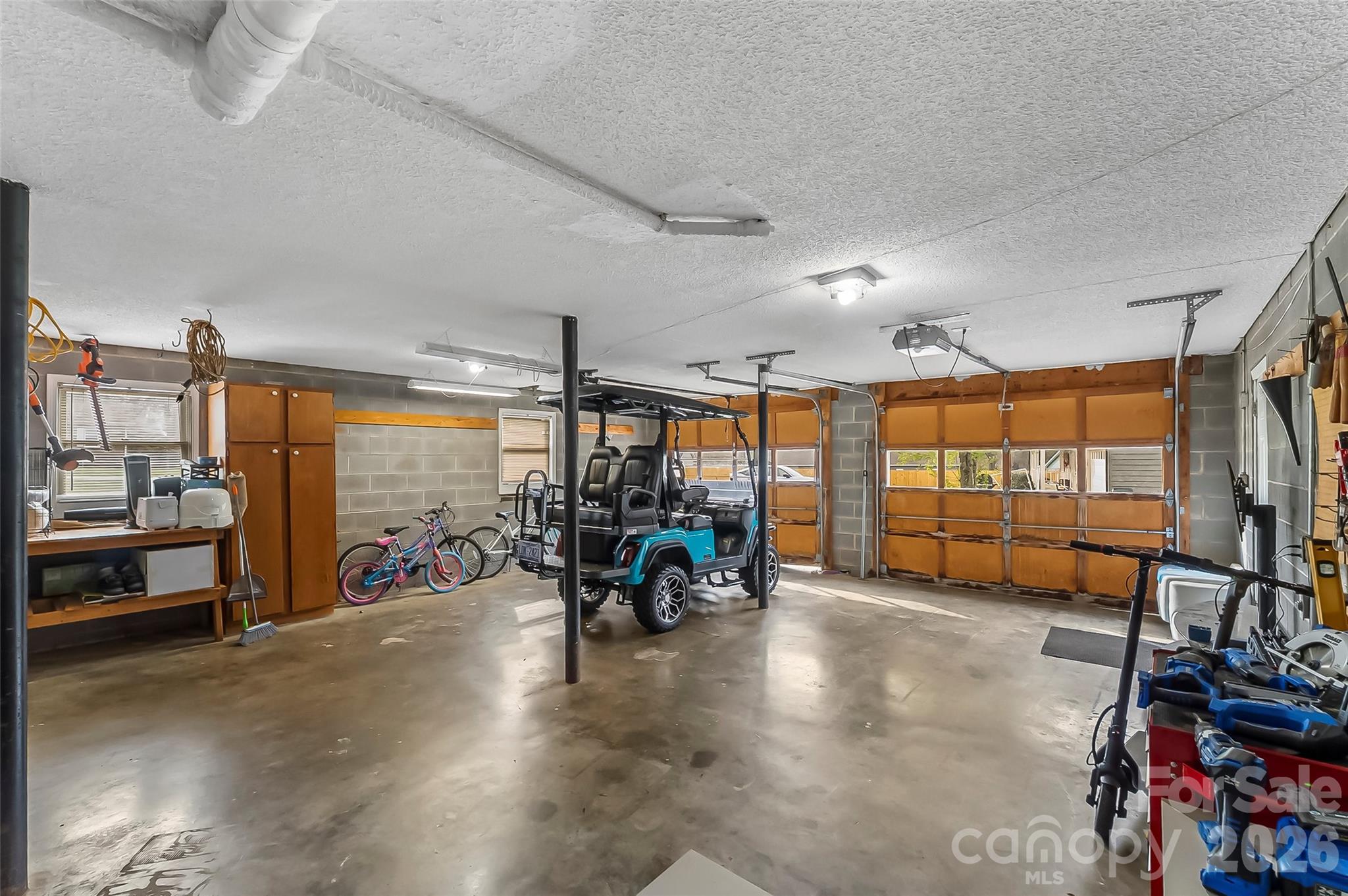 1757 Castlewood Court — Hickory