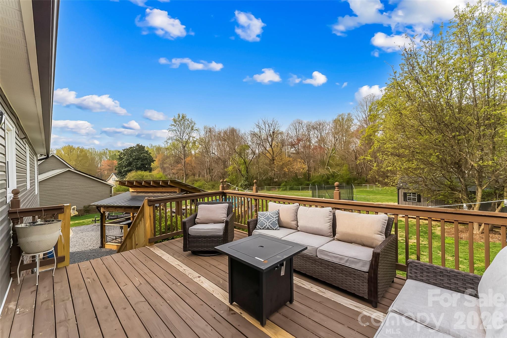 1757 Castlewood Court — Hickory